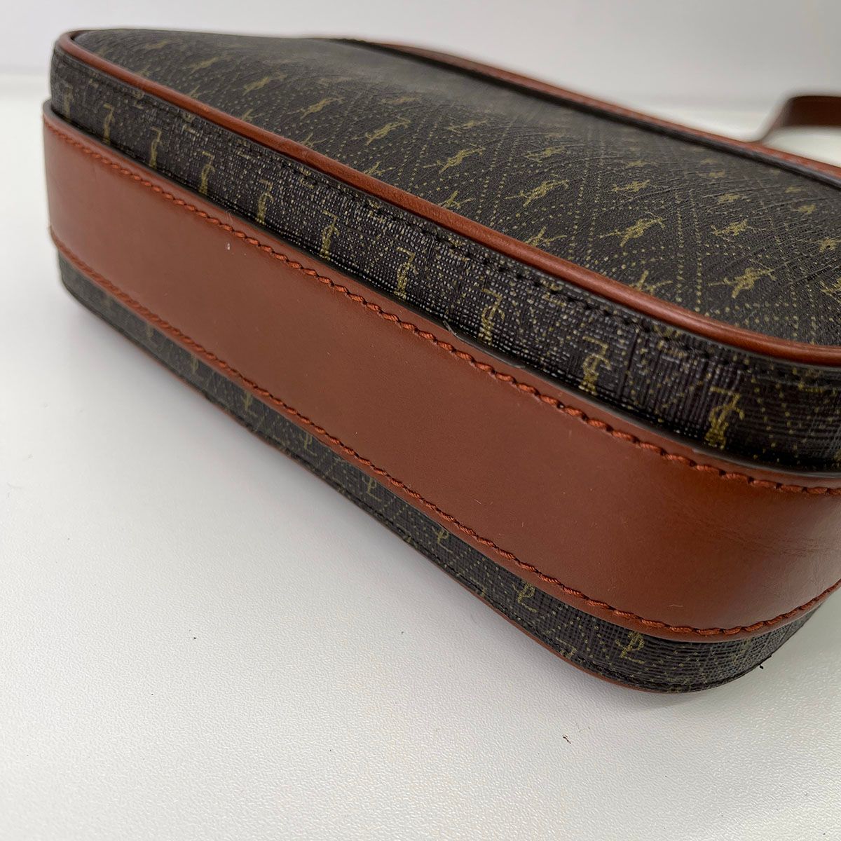 ゴ*ン様 Yves Saint Laurent ブラウン ショルダーバッグ YVES SAINT LAURENT イヴ・サンローラン YSL ロゴ ショルダーバッグ