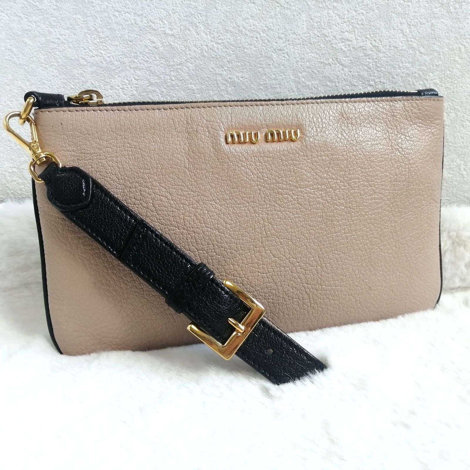 ミュウミュウ クラッチバッグ ポーチ レザー 革 ロゴピンク ブラック