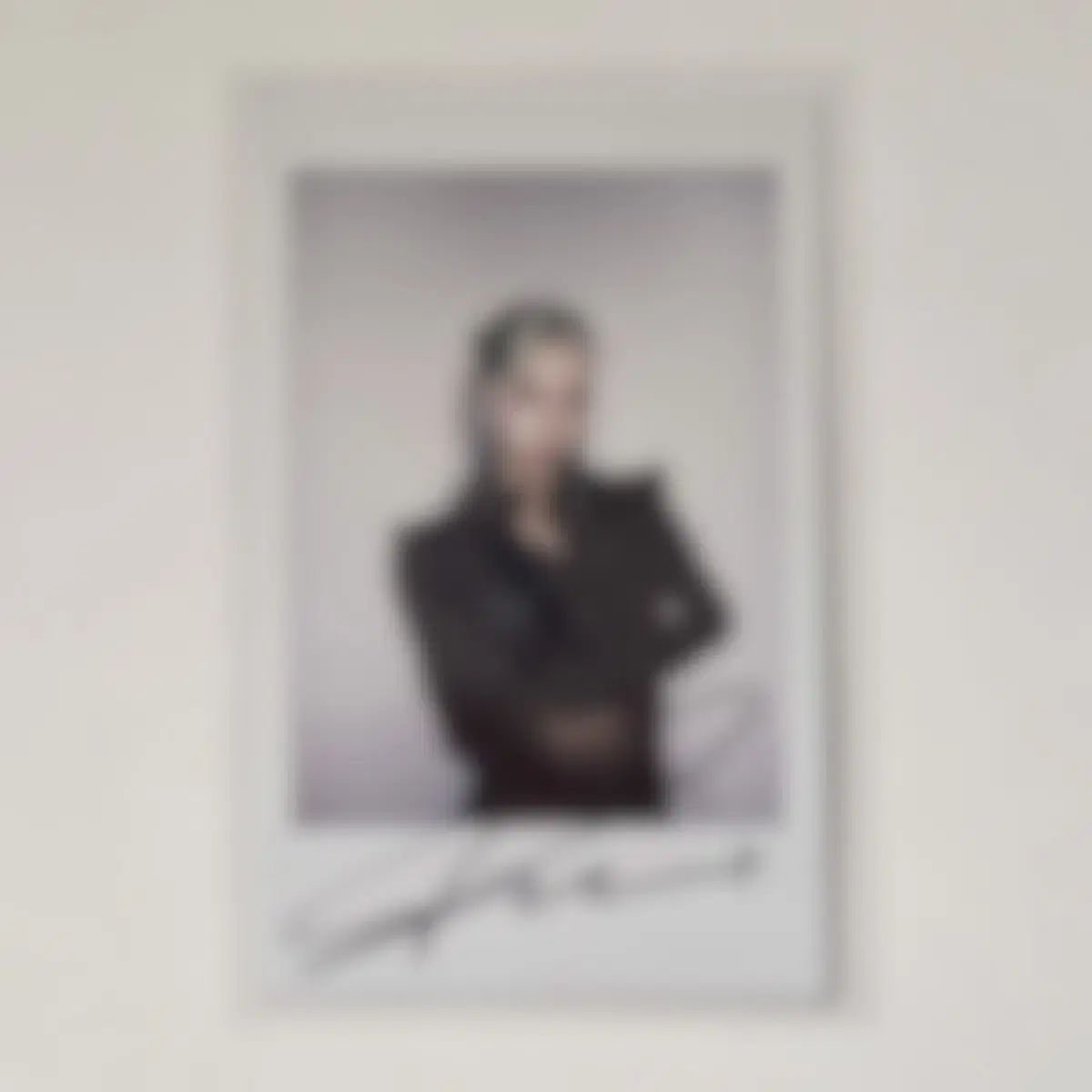 XLOV UNLOVE ルイ サイン入りポラロイド サイン入りチェキ 出品 - メルカリ