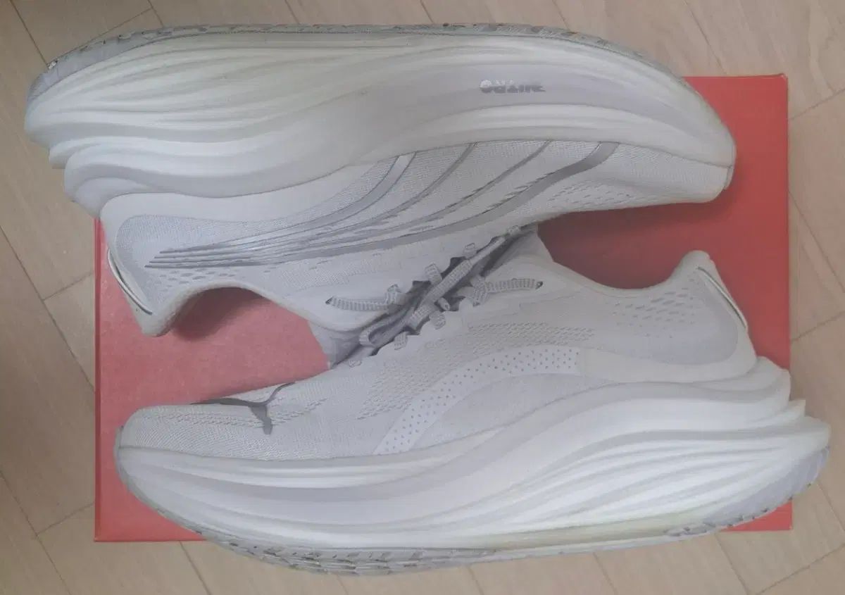 プーマ マックス ニトロ 白 シルバー 275