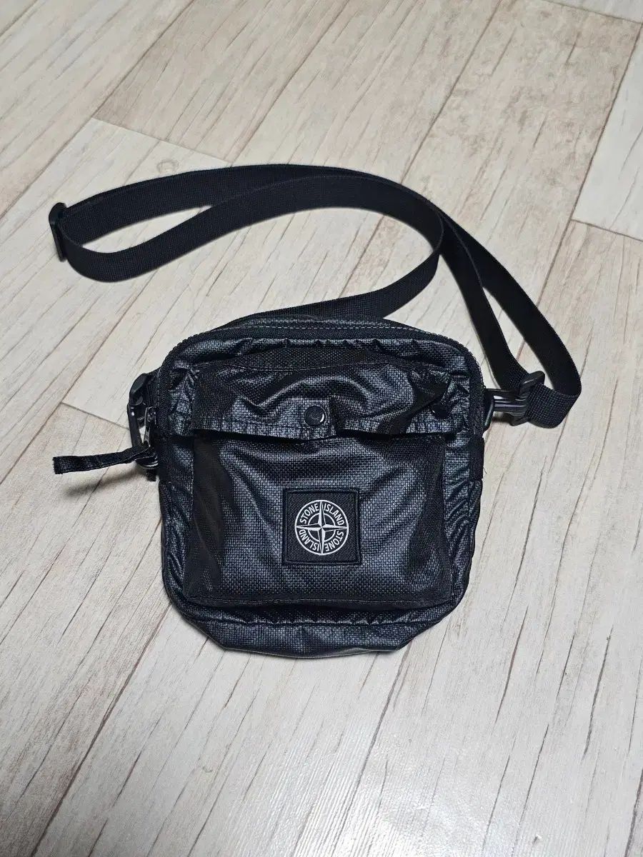 STONE ISLAND ストーンアイランド ソーラーゴー麻クロスバック