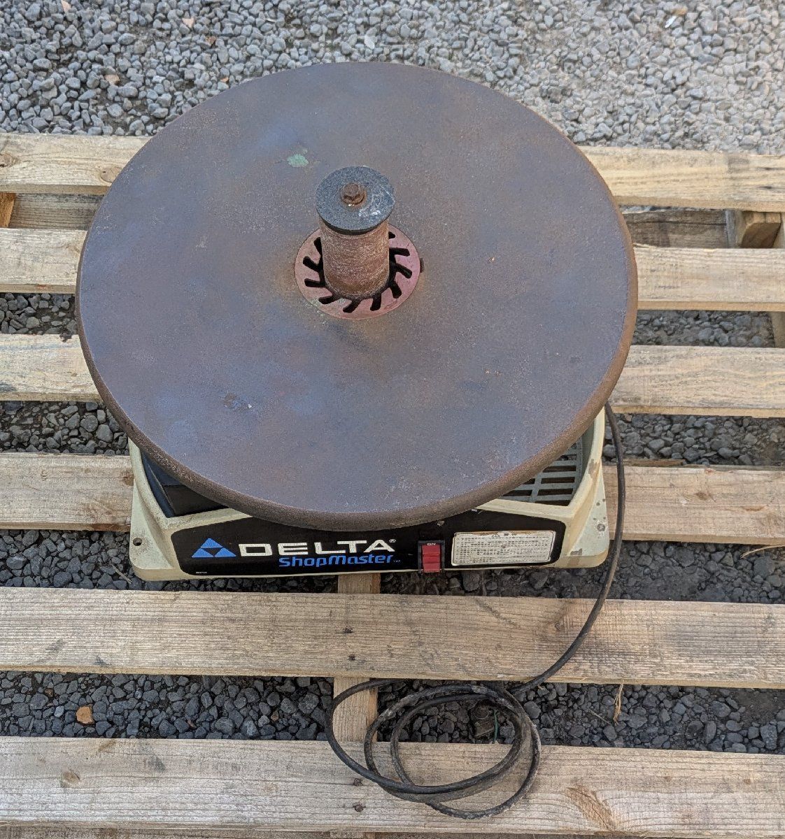 DELTA BOSS スピンドルサンダーです 通電すると真ん中の部分が上下に動きます