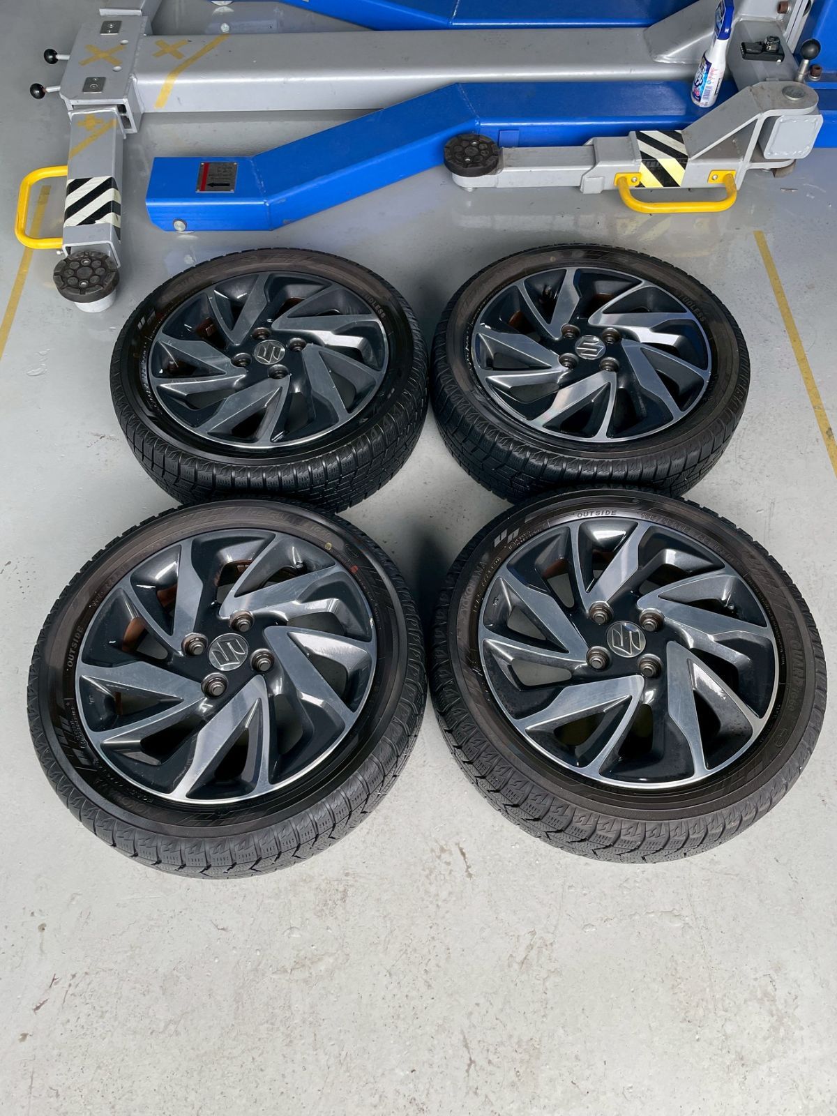 スペーシアスペーシアカスタム(MK42S)純正アルミホイール15インチと スペーシアスペーシアカスタム(MK42S)純正アルミホイール15インチと