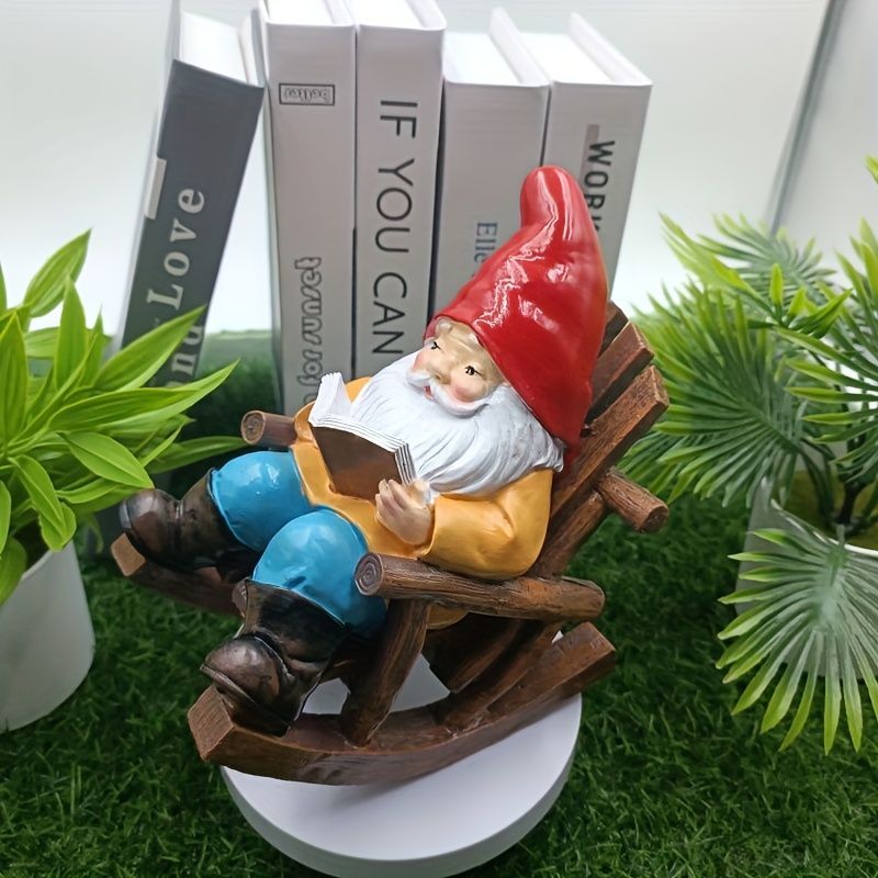 ロッキングチェアに座って本を読んでいる小人 赤