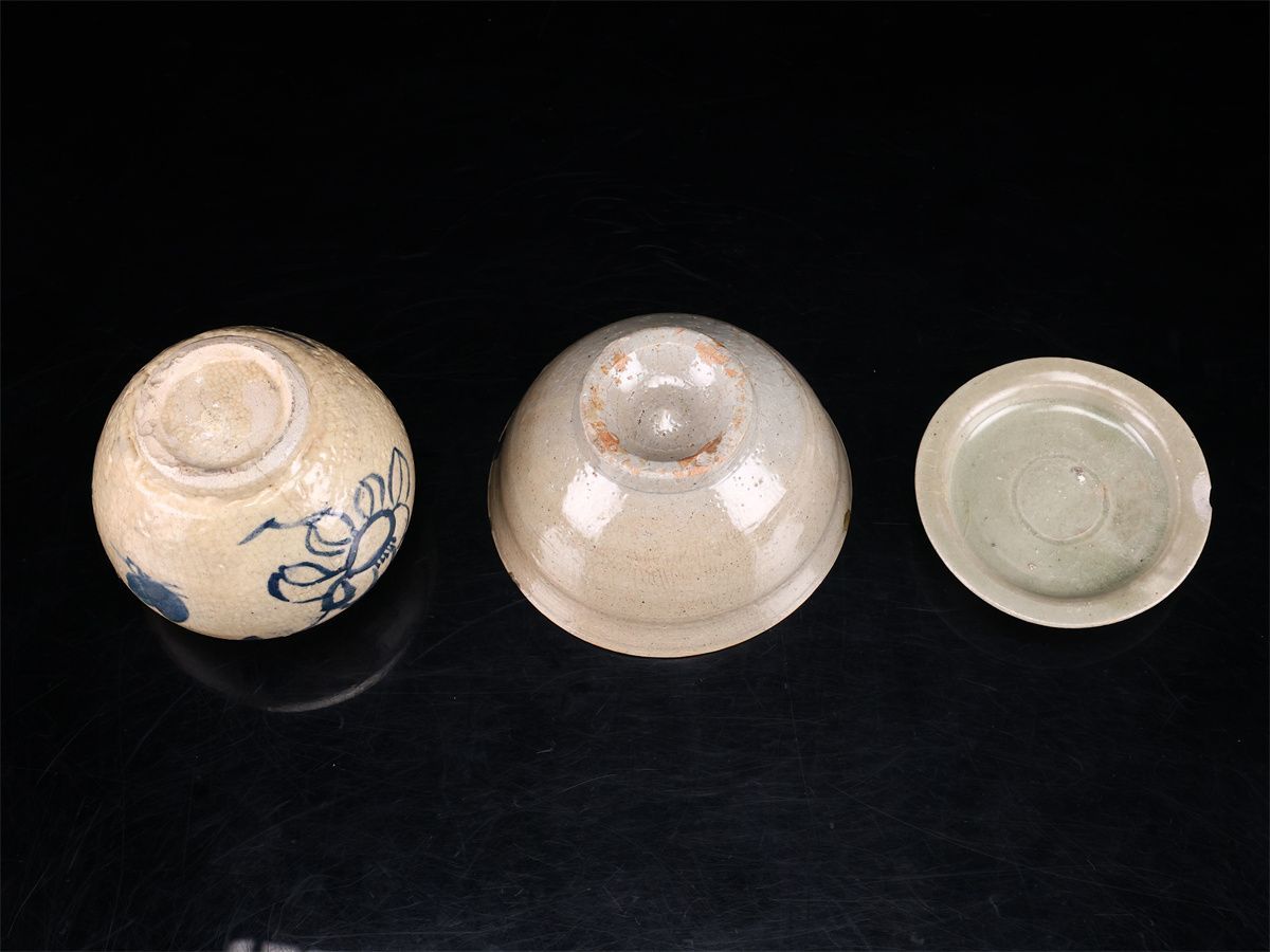 李朝時代】 青磁 染付 壷 お碗 皿 3点 一括出品／時代の小傷あり