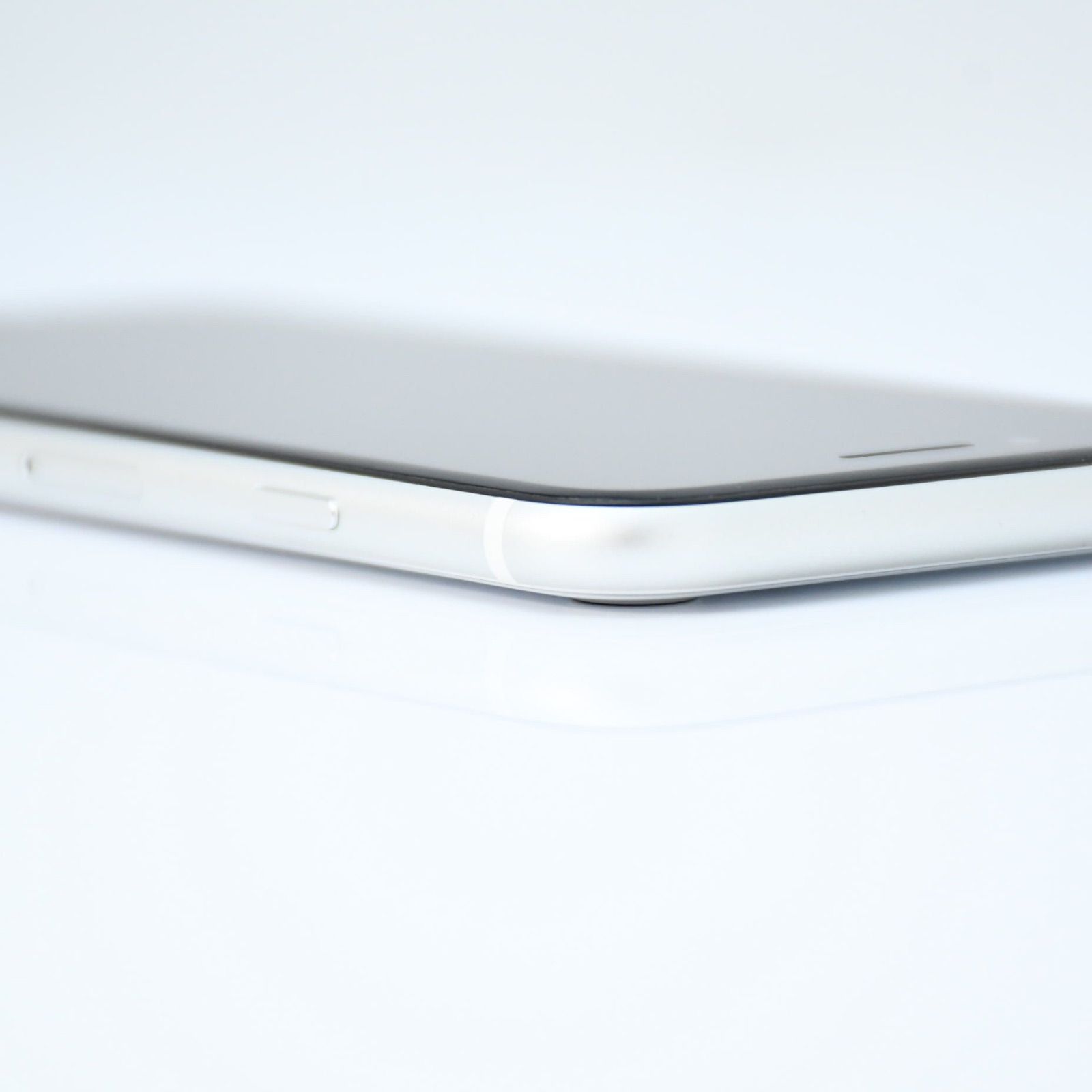 純正バッテリー最大容量82％】SIMフリー iPhone SE 第2世代 64GB