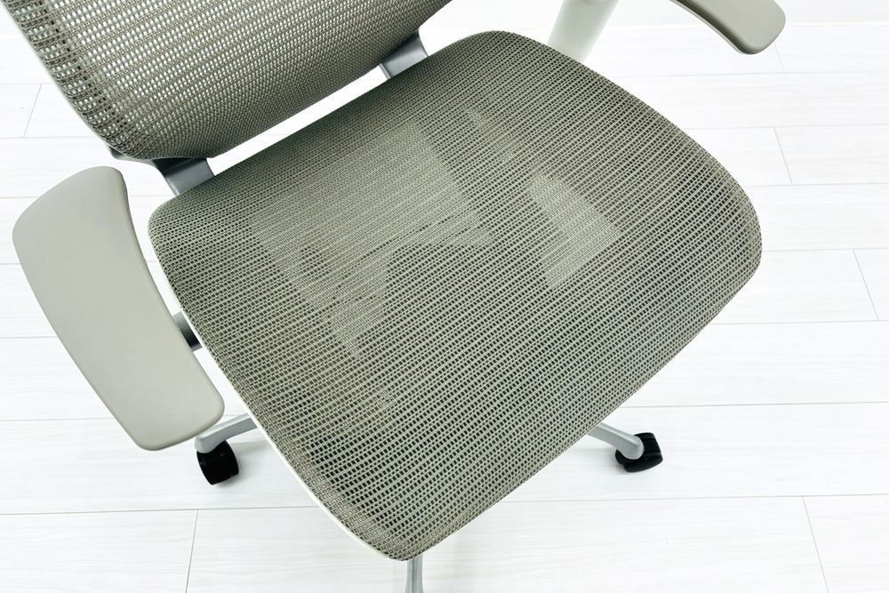  オカムラ バロンチェア 2019年製 Baron 可動肘 ハイバック メッシュ ハンガー付き オフィス家具 ライトグレー A000004069 勉強椅子 オフィスチェア ワークチェア 椅子 チェア