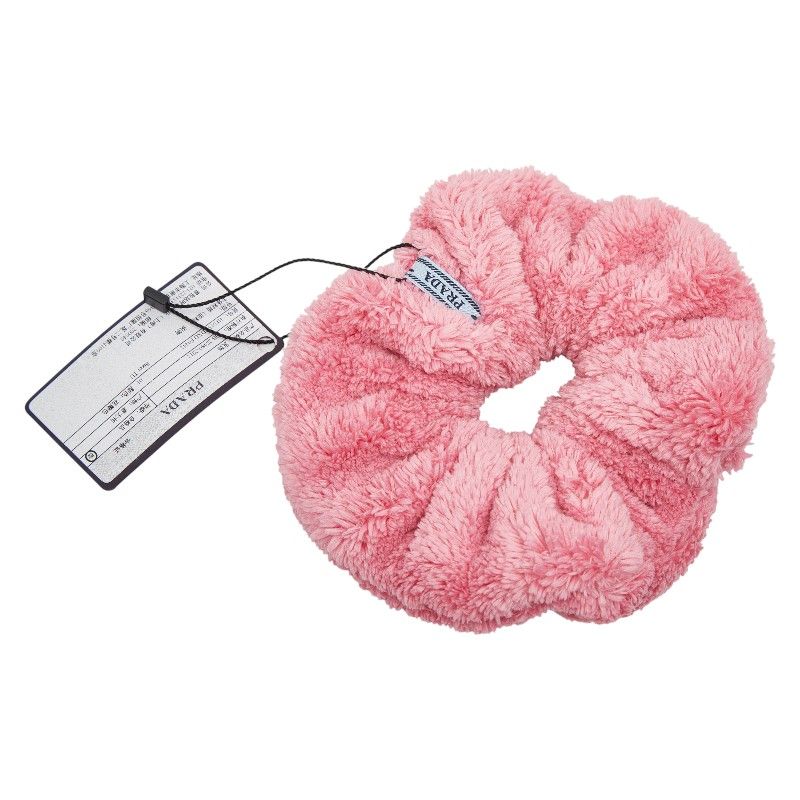 プラダ 三角ロゴプレート シュシュ ヘアアクセサリー ピンク ファー