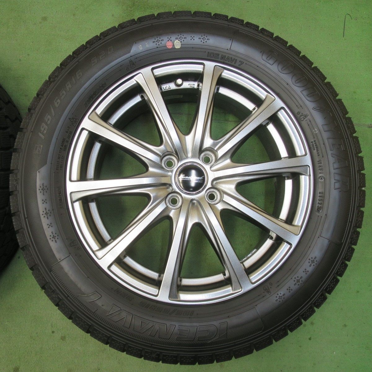 バリ溝！23年！キレイ！9.5分☆スタッドレス 195/65R16 グッドイヤー 