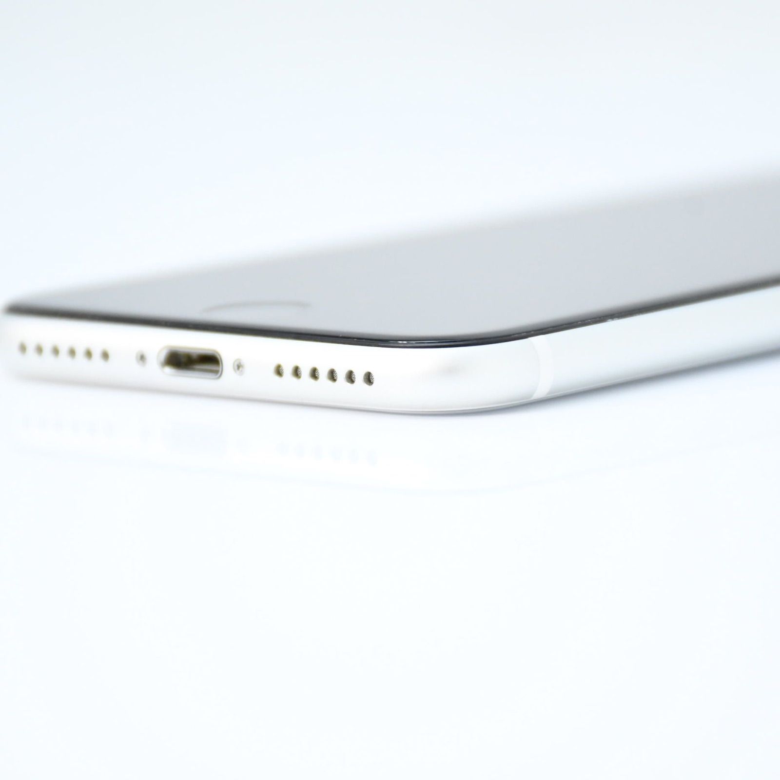 バッテリー最大容量100％＊美品】SIMフリー iPhone SE第2世代 64GB