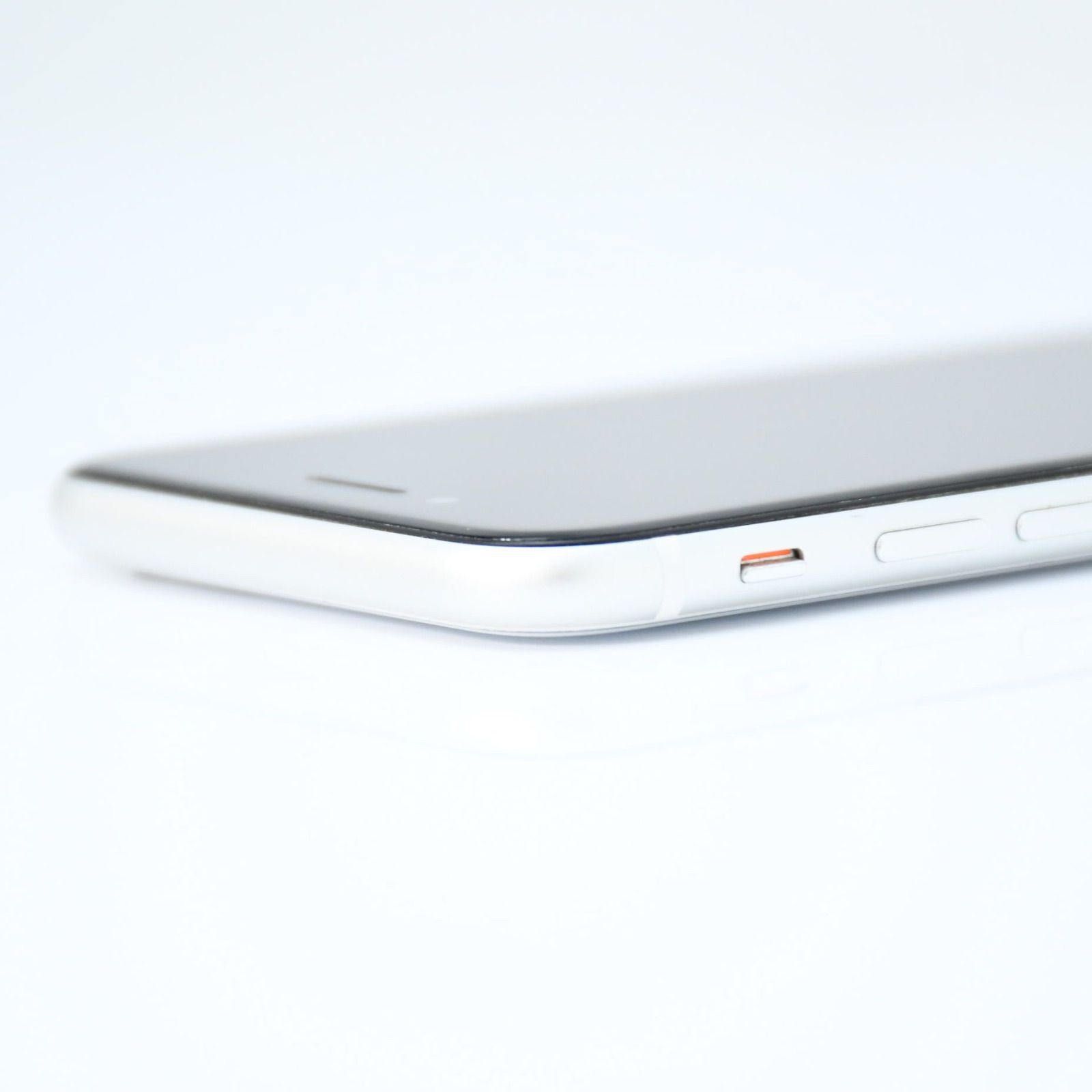 バッテリー最大容量100％＊美品】SIMフリー iPhone SE第2世代 64GB