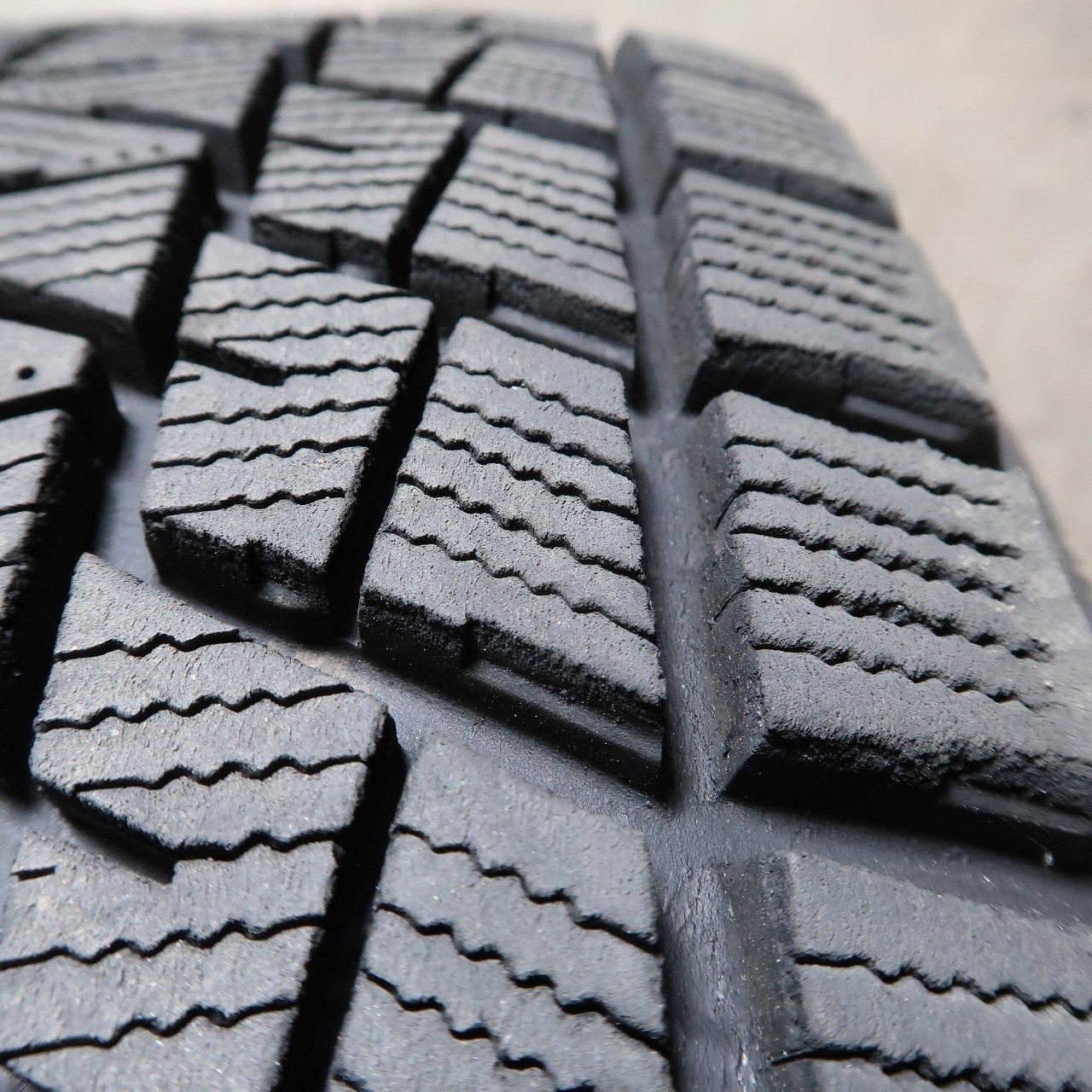 225/50R18 カローラクロスC-HR スタッドレスセットバリ