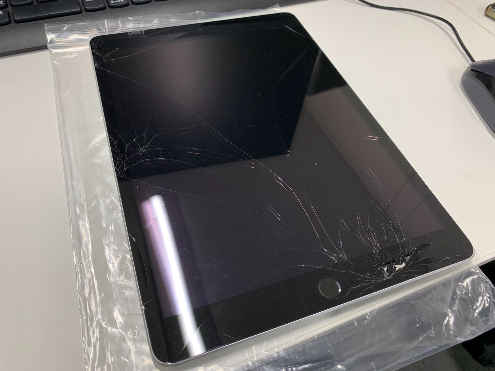 92]【状態：画面割れ】iPad 第9世代 Wi-Fi+セルラーモデル 256GB 