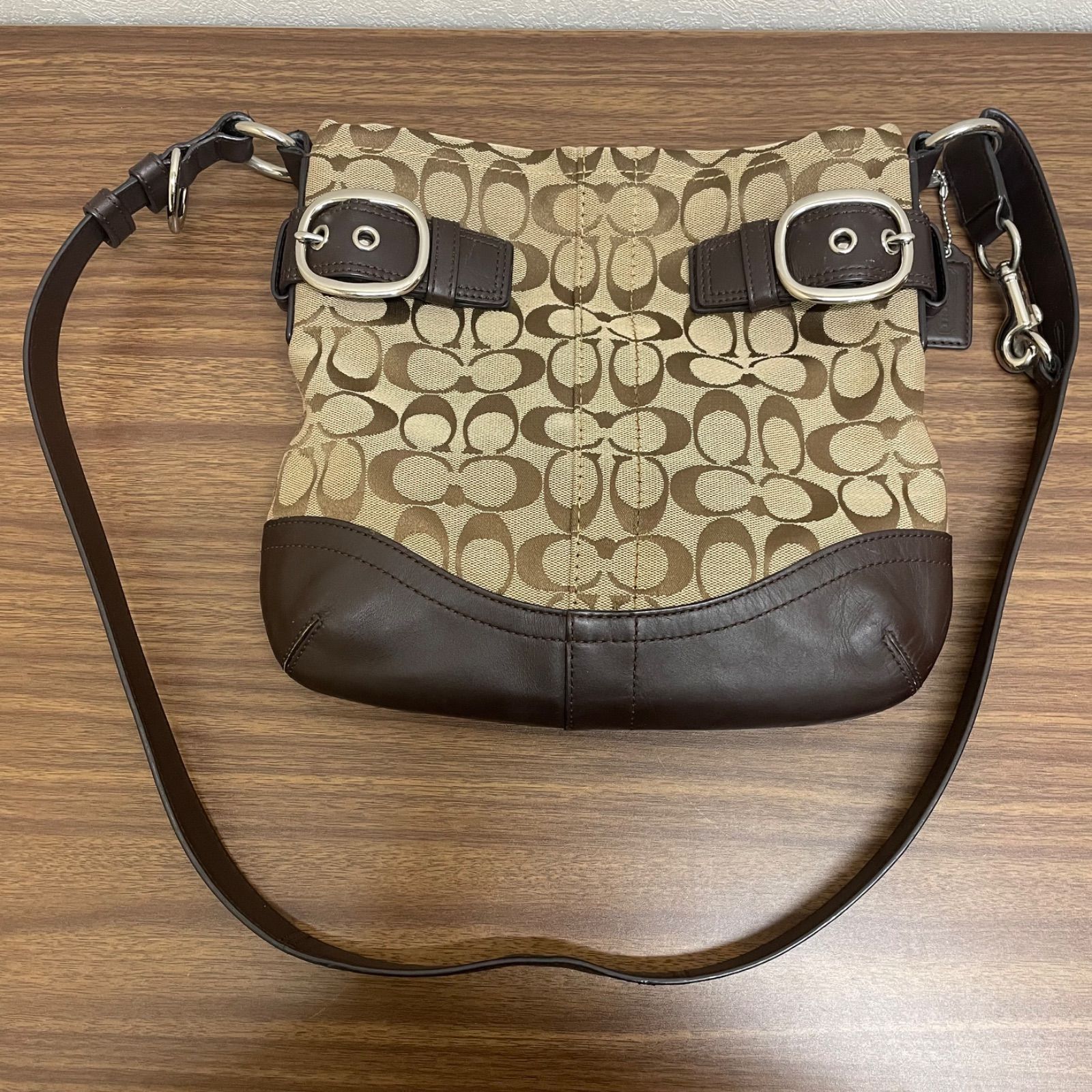 b)COACH コーチ シグネチャー柄ショルダーバッグ レザー持ち手 