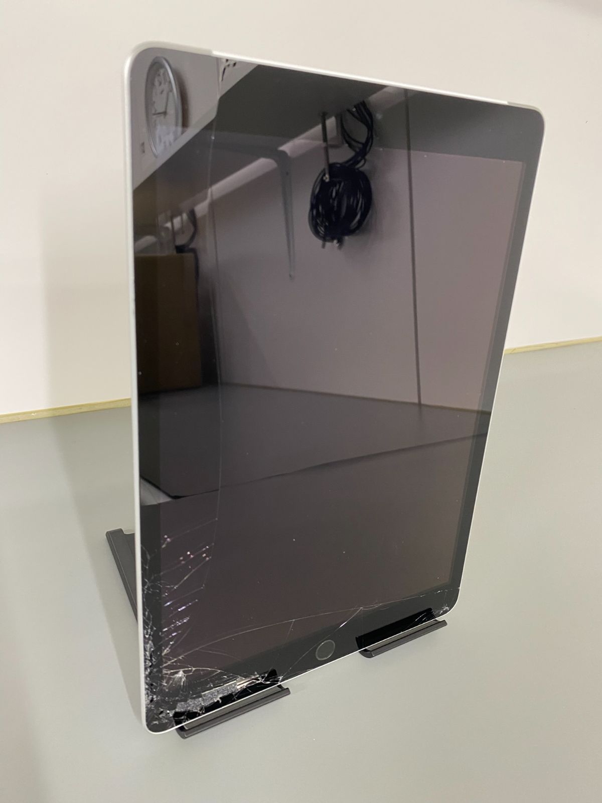 94]【状態：画面割れ】iPad 第9世代 Wi-Fi+セルラーモデル 64GB
