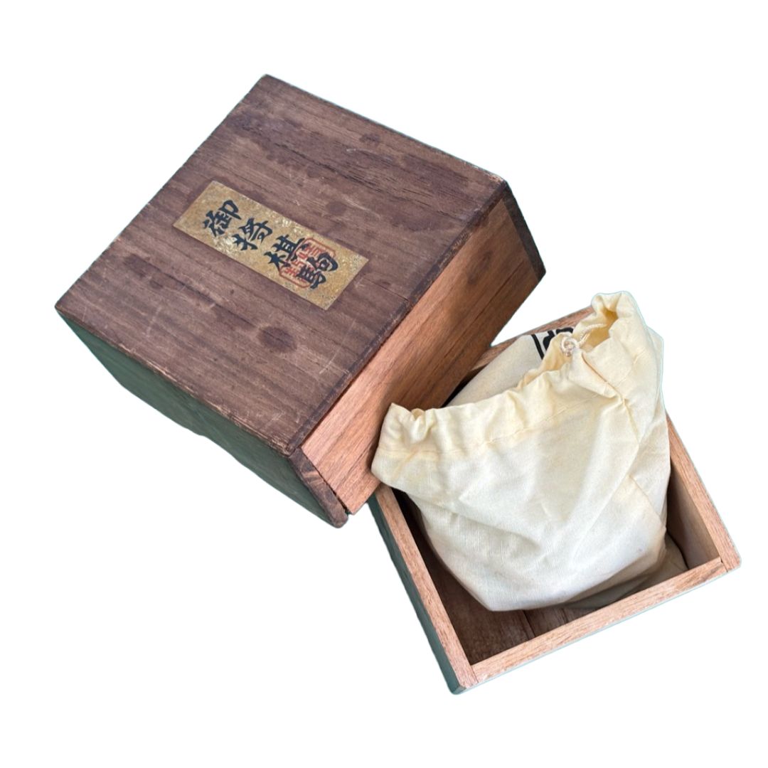 中古良品】本格！足付き将棋盤 ＆ 将棋駒セット (駒箱・駒袋付き 