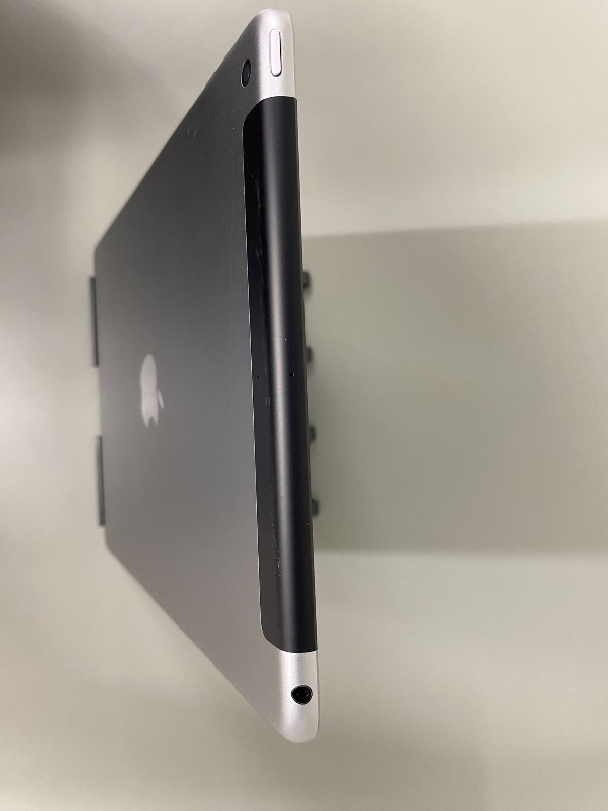 101]【状態：画面下部割れ、背面キズ多め】iPad 第6世代 Wi-Fi+