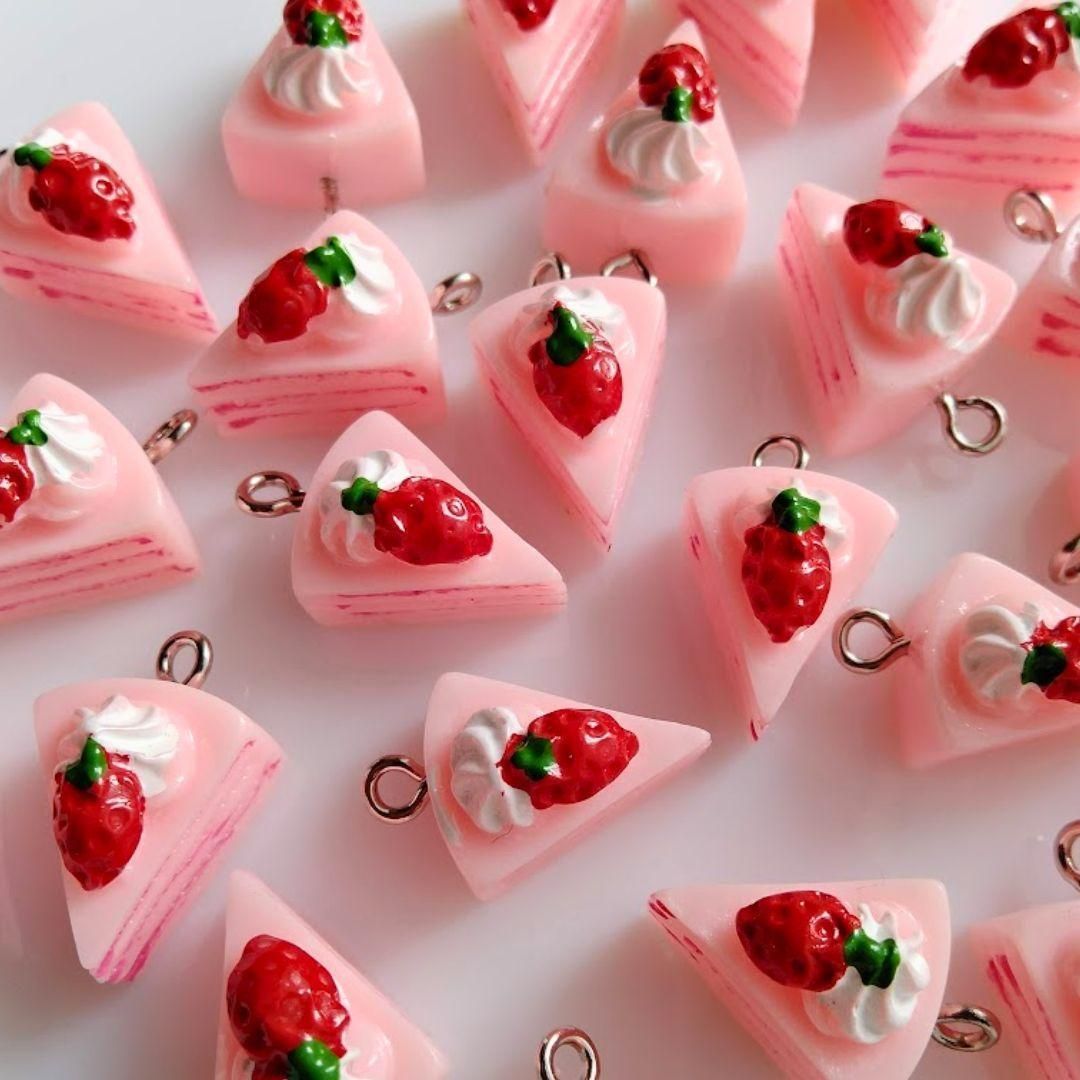 しかくい　いちごのショートケーキ　ハンドメイド　フェイクスイーツ　チャーム ショートケーキチャーム お菓子 フェイクスイーツ アクセサリーパーツ