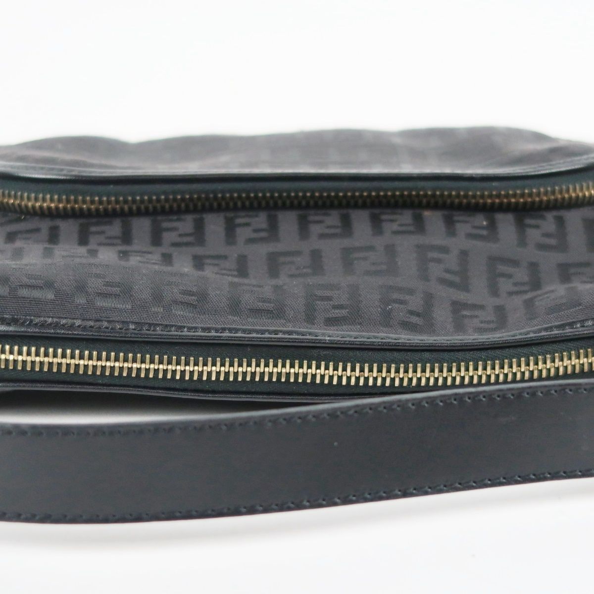 FENDI ブラックレザーショルダーバッグ イタリア製 【公式通販】