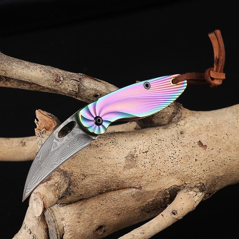 ダマスカス鋼 折りたたみナイフ 小型 フォールディングナイフ レインボー ゴールド ハンドメイド 本革ストラップ付き EDC ナイフ キャンプ 釣り 登山 アウトドア 携帯用 ナイフ ハンドメイド 手作り キャンプ アウトドア 釣り SGYP274