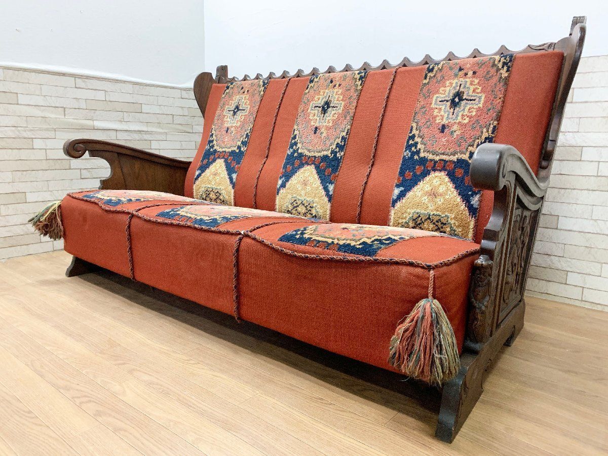 和製ビンテージ 起立木工 オランダ柄 クラシカル 3人掛けソファ 椅子 フリンジ タッセル 赤 木製フレーム 彫刻 北欧カントリー調 畑1403