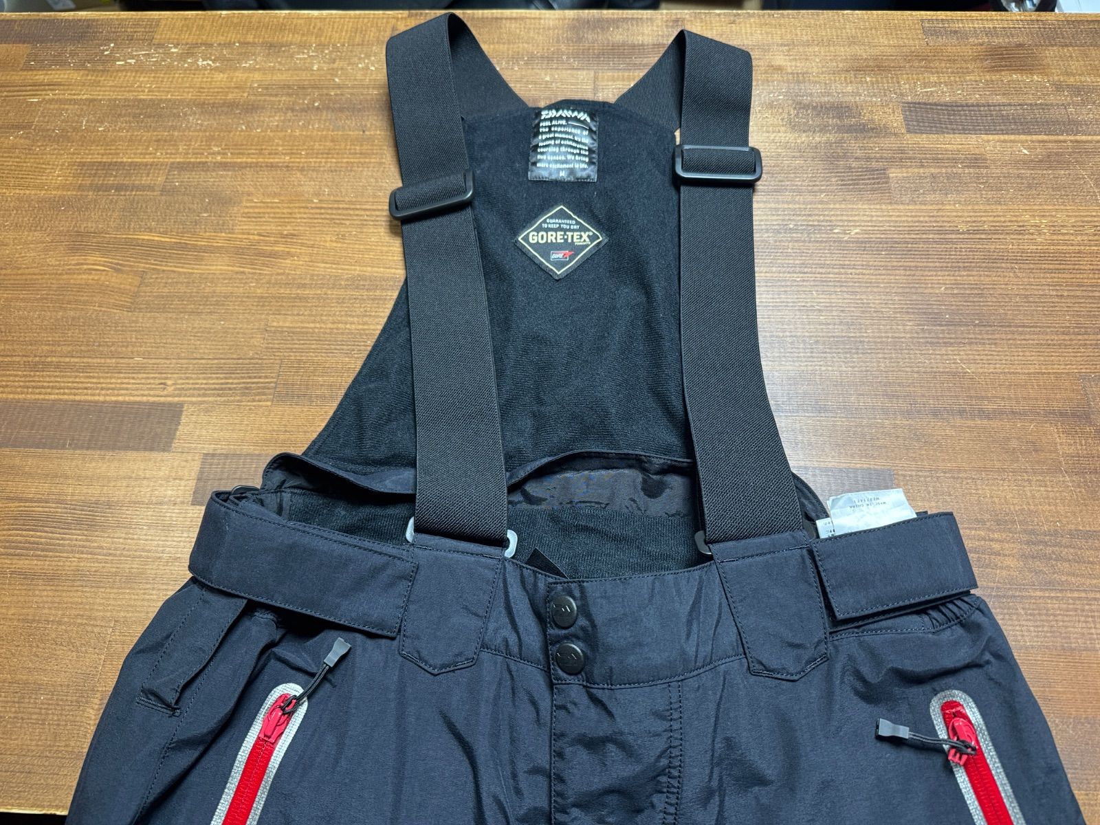 美品】ダイワ DW-1304 Mサイズ ゴアテックス ハイロフトウィンタースーツ