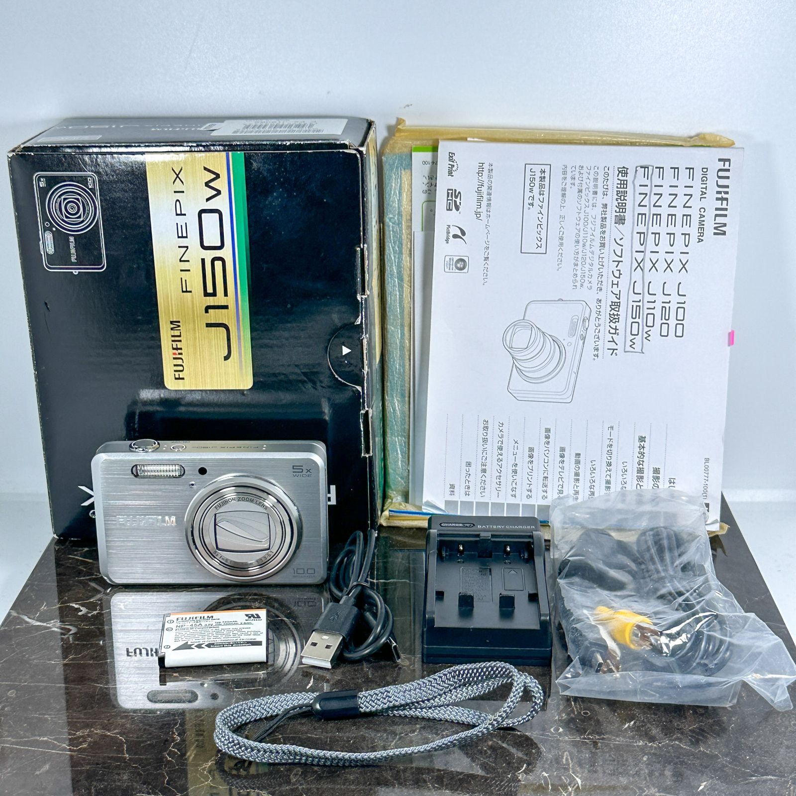 美品】FUJIFILM FinePix J150w 1000万画素 28mm広角 光学5倍ズーム 