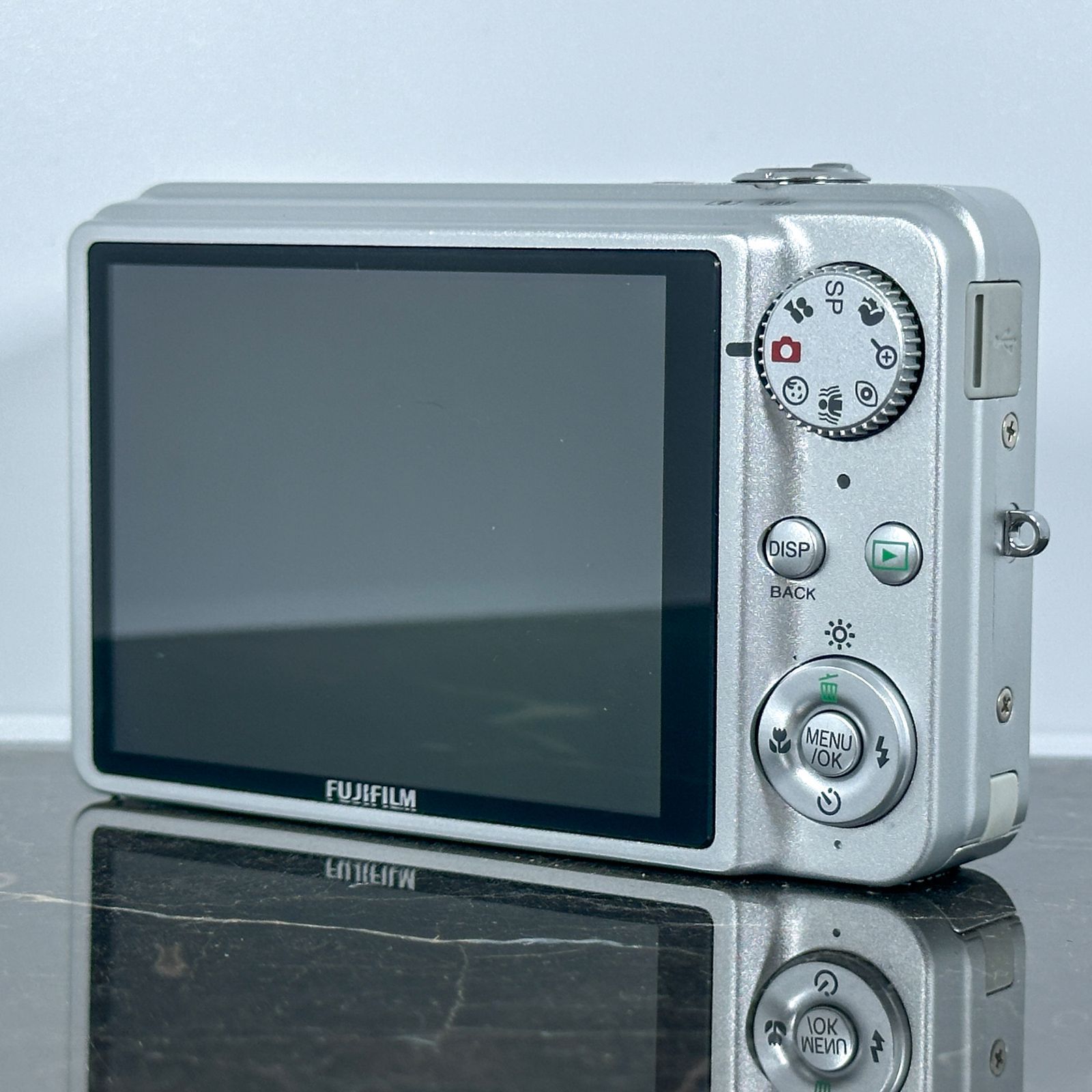 美品】FUJIFILM FinePix J150w 1000万画素 28mm広角 光学5倍ズーム 