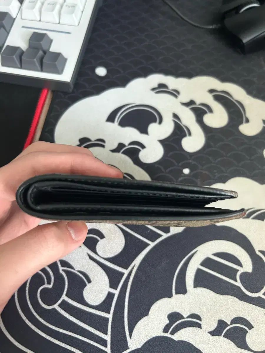 GUCCI スネーク 二つ折り財布 GUCCI 二つ折り財布 グッチ プリント