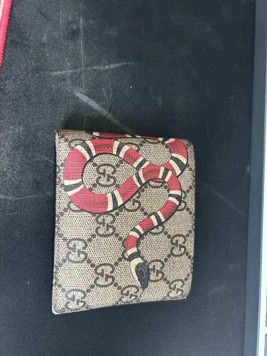 い*福様 GUCCI GGスプリーム キングスネーク 二つ折り財布 GUCCI スネーク 二つ折り財布 GUCCI 二つ折り財布 グッチ プリント