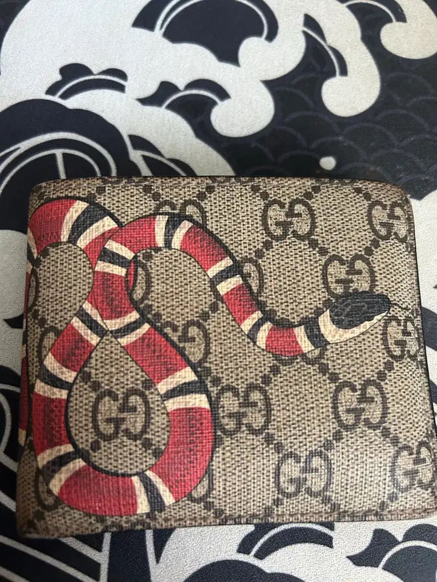 GUCCI スネーク 二つ折り財布 GUCCI 二つ折り財布 グッチ プリント