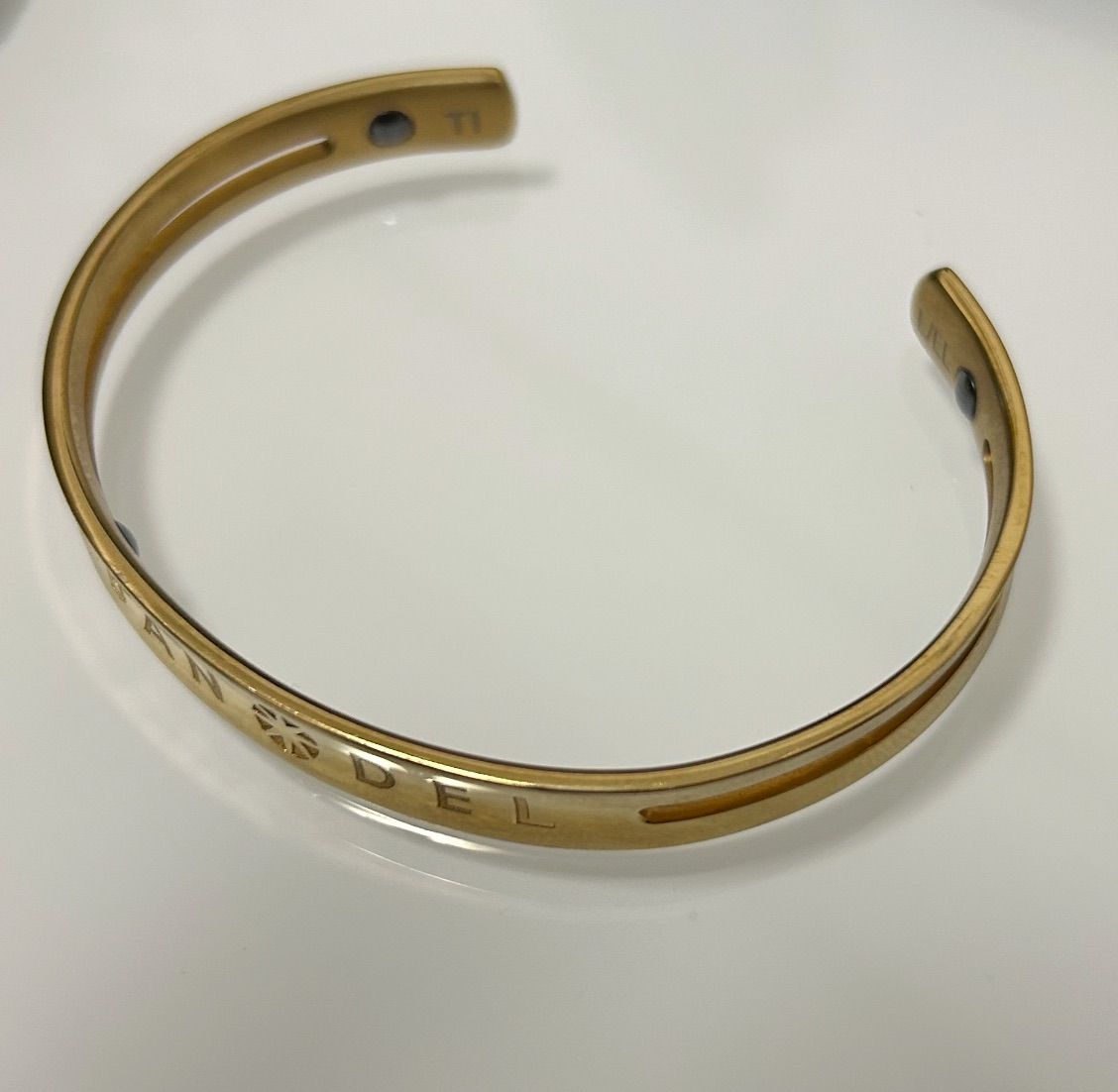 バンデル チタンバングル ゴールド ポーチ付き - メルカリ