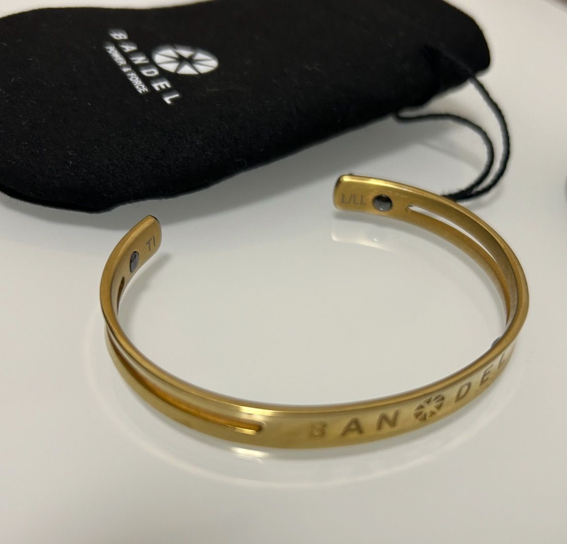 バンデル チタンバングル ゴールド ポーチ付き - メルカリ