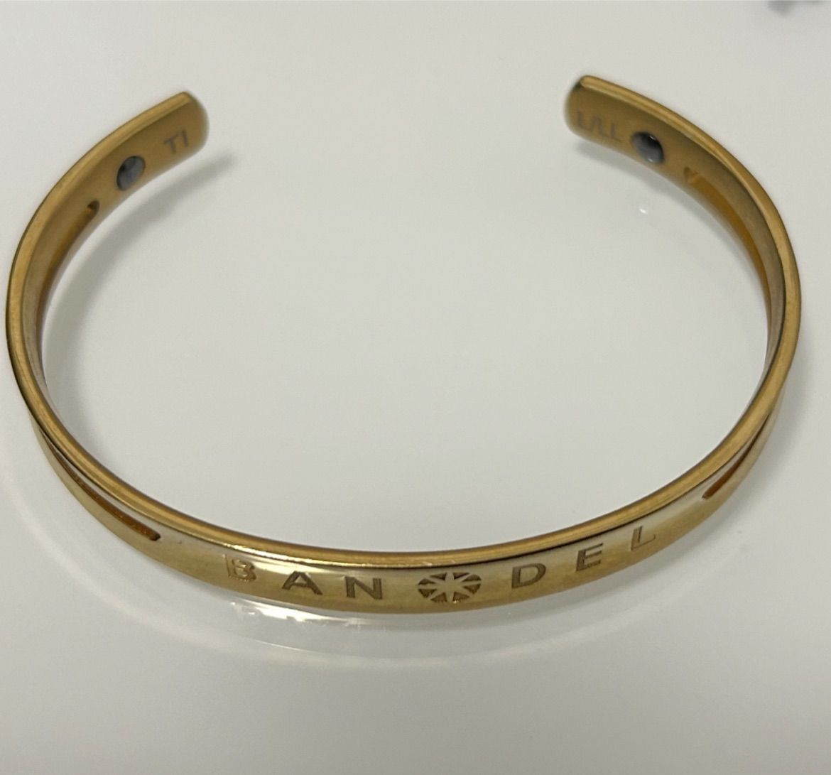 バンデル チタンバングル ゴールド ポーチ付き - メルカリ