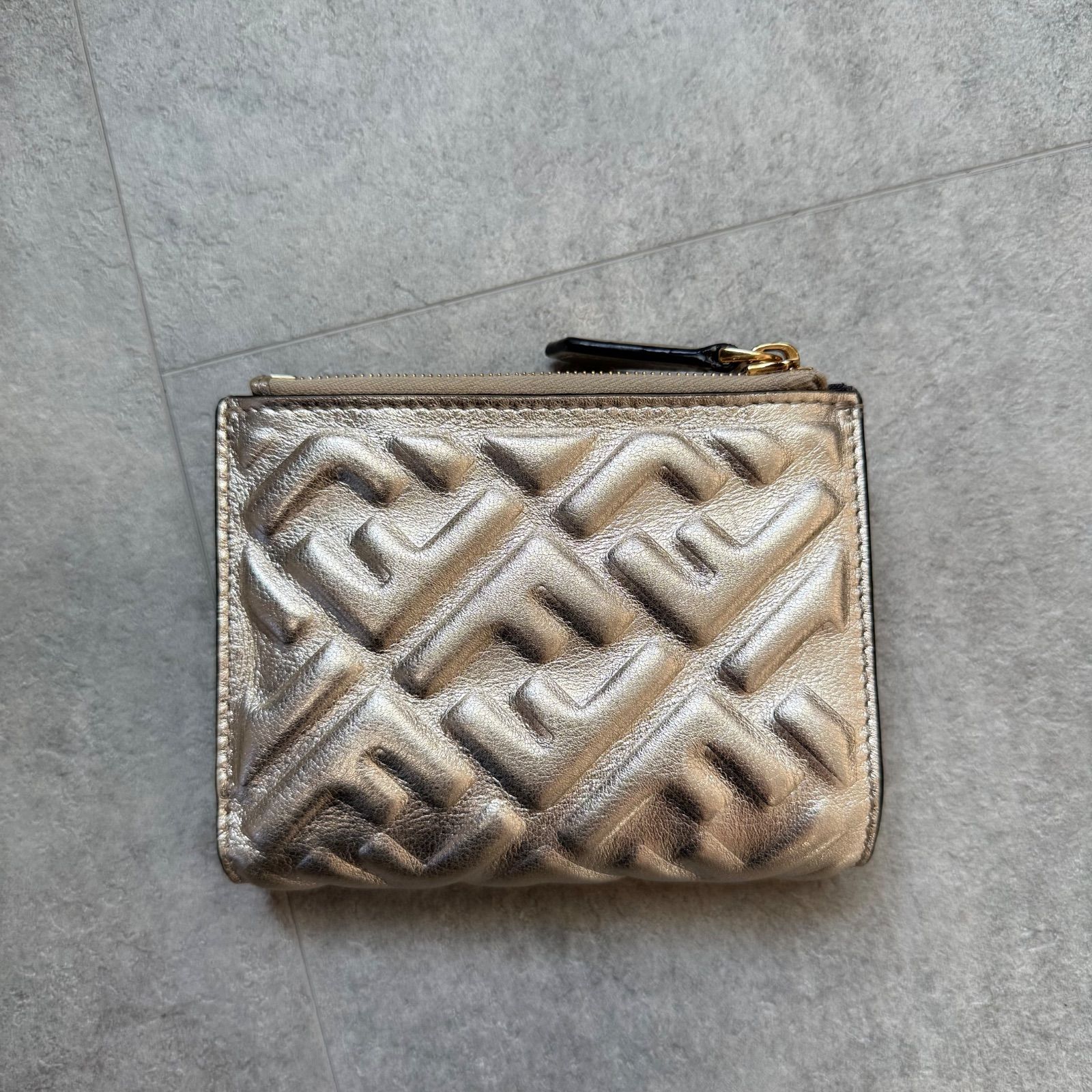 FENDI フェンディー 二つ折り財布 バケット コンパクトジップ 