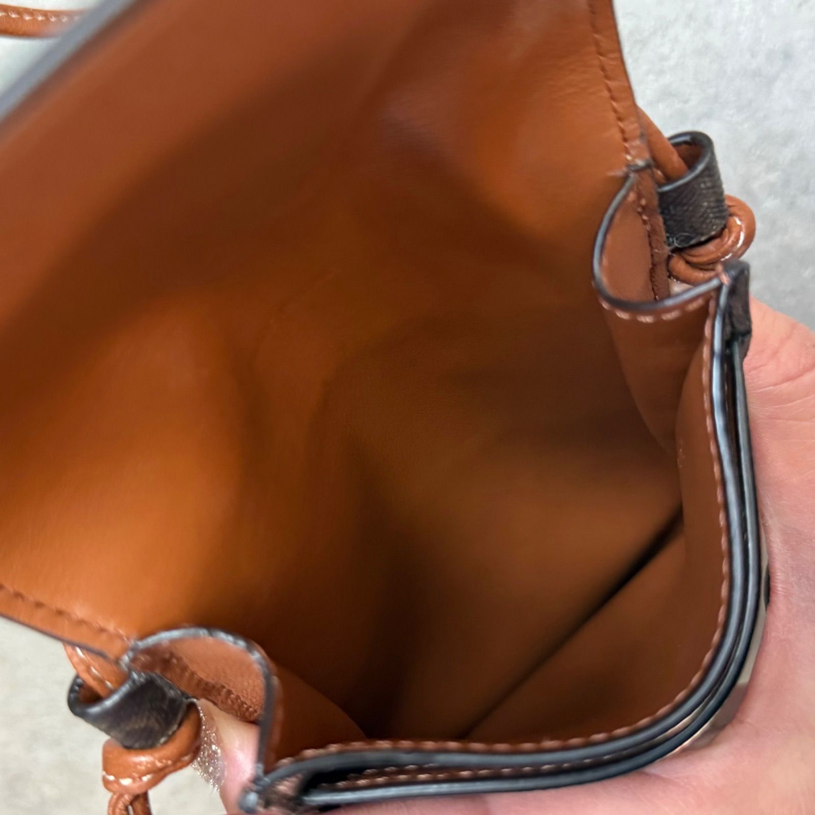 美品 CELINE セリーヌ トリオンフ スマホショルダー 斜めがけ iPhone 