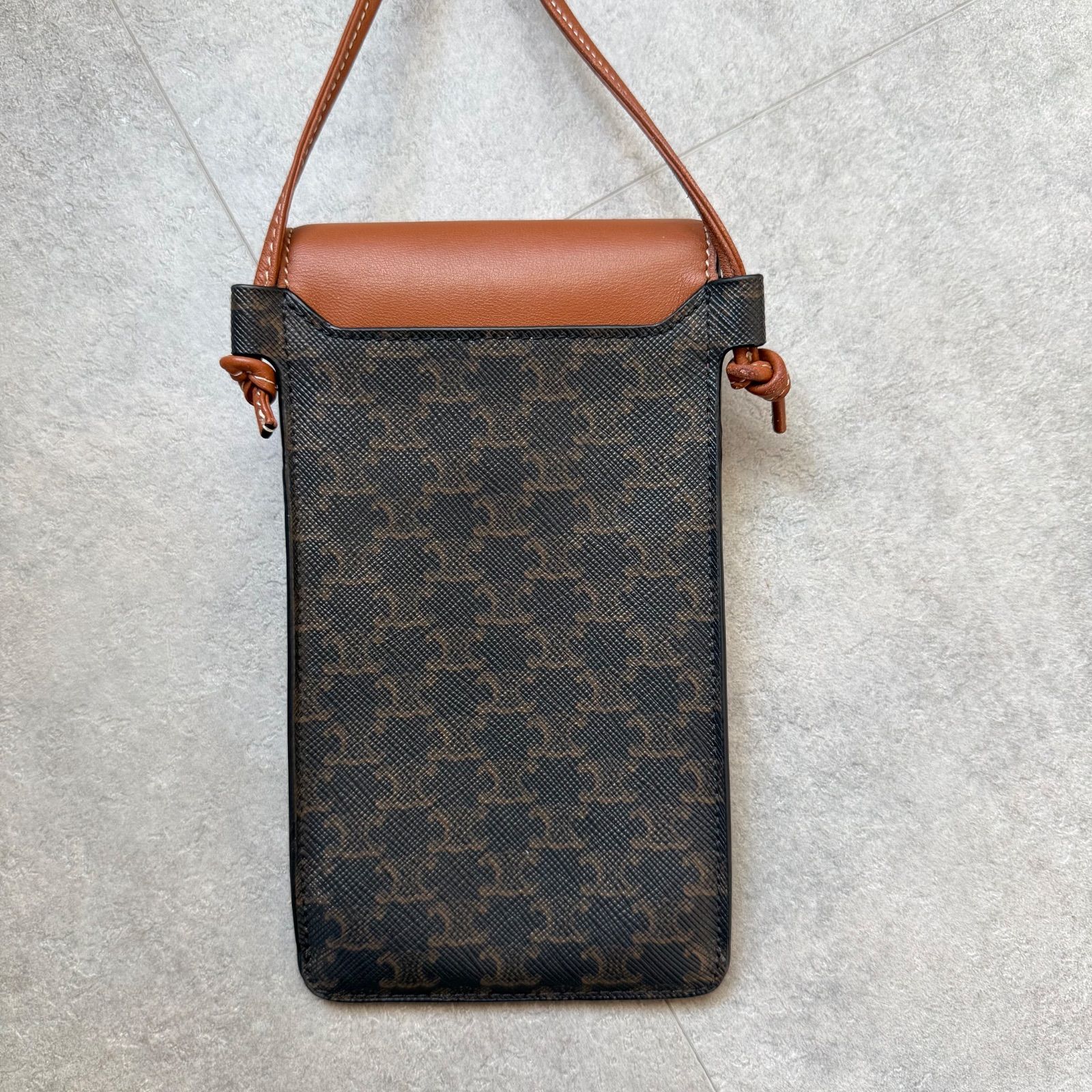 美品 CELINE セリーヌ トリオンフ スマホショルダー 斜めがけ iPhone 