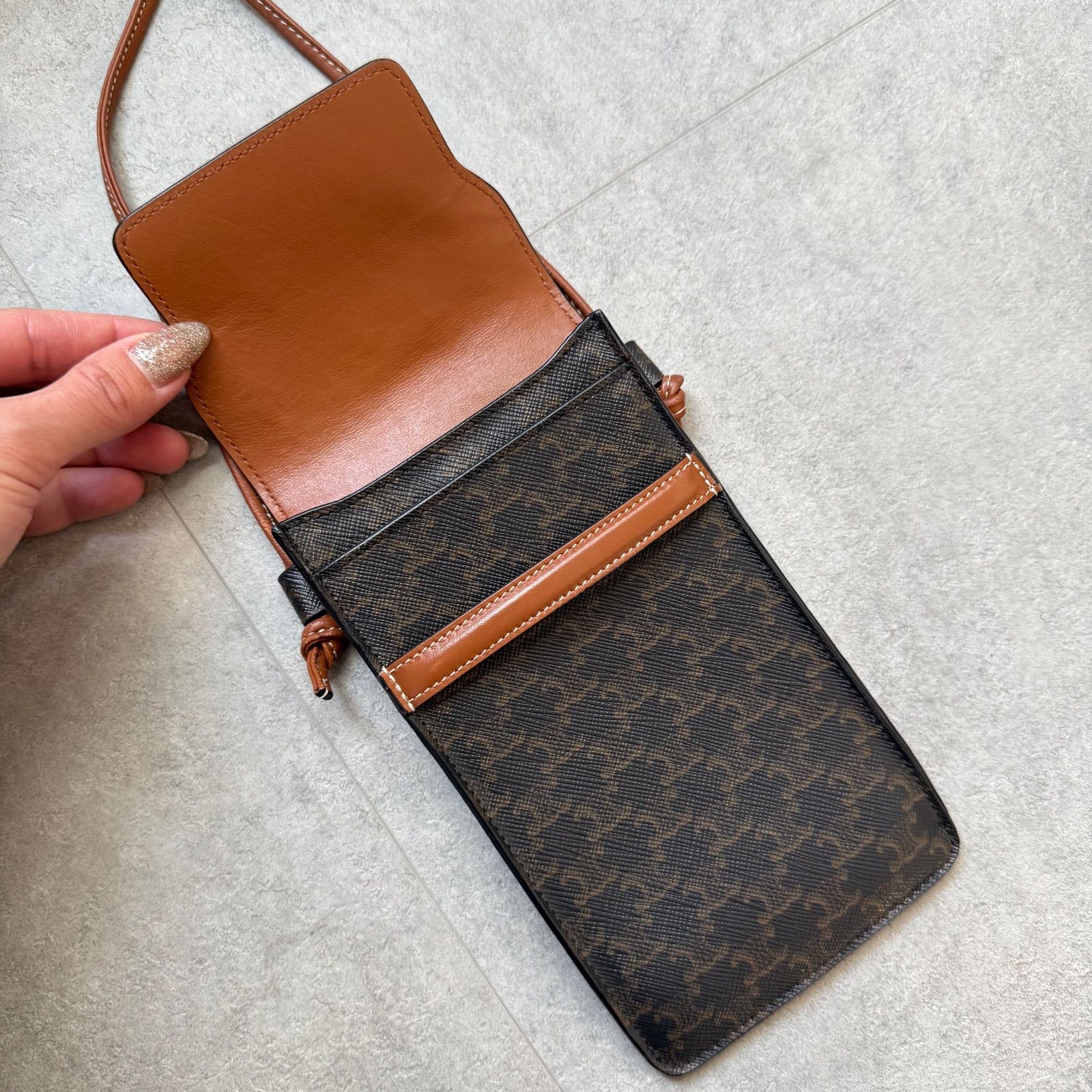 美品 CELINE セリーヌ トリオンフ スマホショルダー 斜めがけ iPhone 
