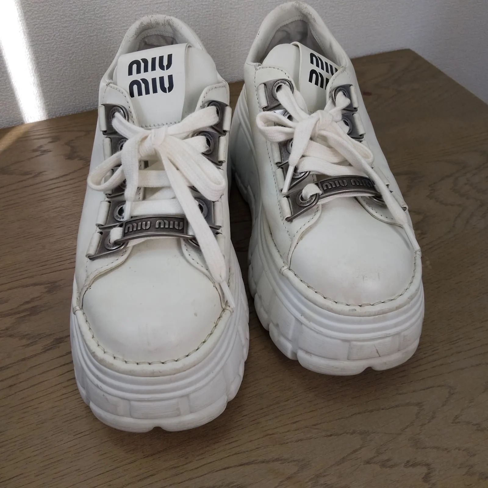 MIUMIU ロゴ 厚底 レースアップダービースニーカー ホワイト ミュウ