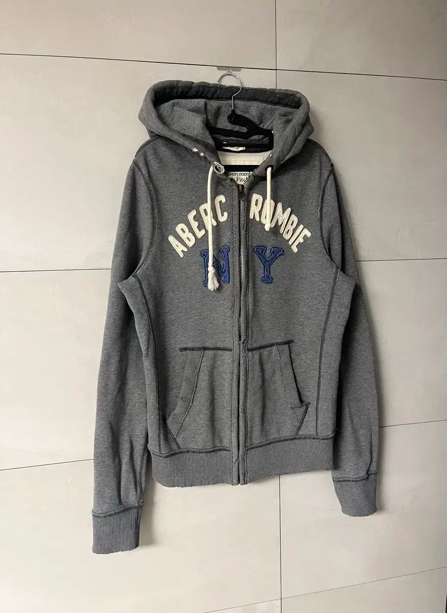 アバクロンビー Abercrombie 文字ロゴ NEW YORK WHO ジップアップ グレー (M)