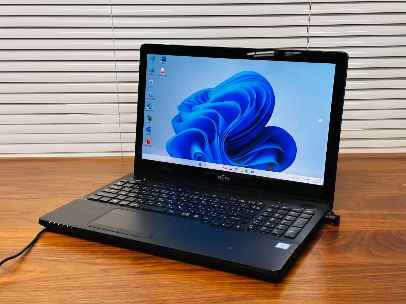 中古良品】 Fujitsu LIFEBOOK AH77/B1/Intel Core i7-7700HQ/8GB