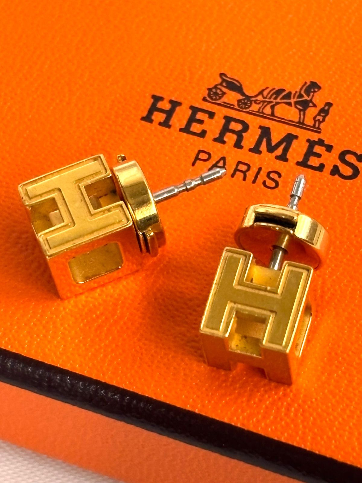 HERMES エルメス カージュドアッシュ Hキューブロゴ ピアス オレンジ 