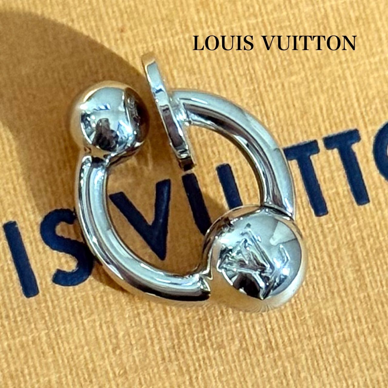 美品 LOUIS VUITTON ルイヴィトン 片耳用 LVロゴ イヤリング シルバー