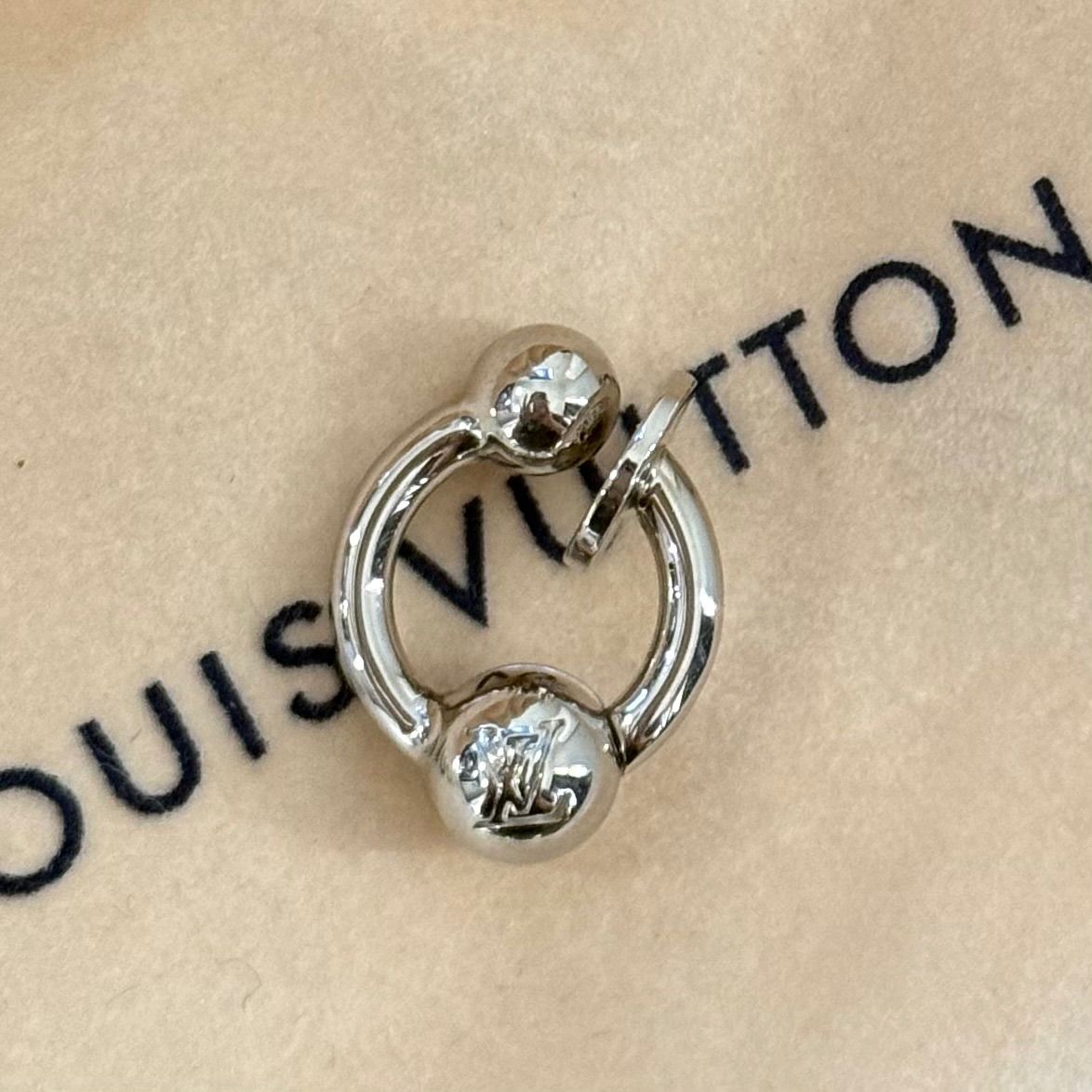 美品 LOUIS VUITTON ルイヴィトン 片耳用 LVロゴ イヤリング シルバー
