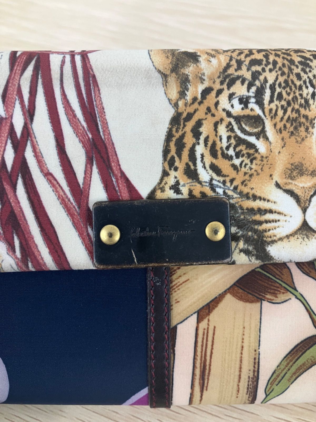 3 サルヴァトーレ・フェラガモ Salvatore Ferragamo アニマル柄 長財布 