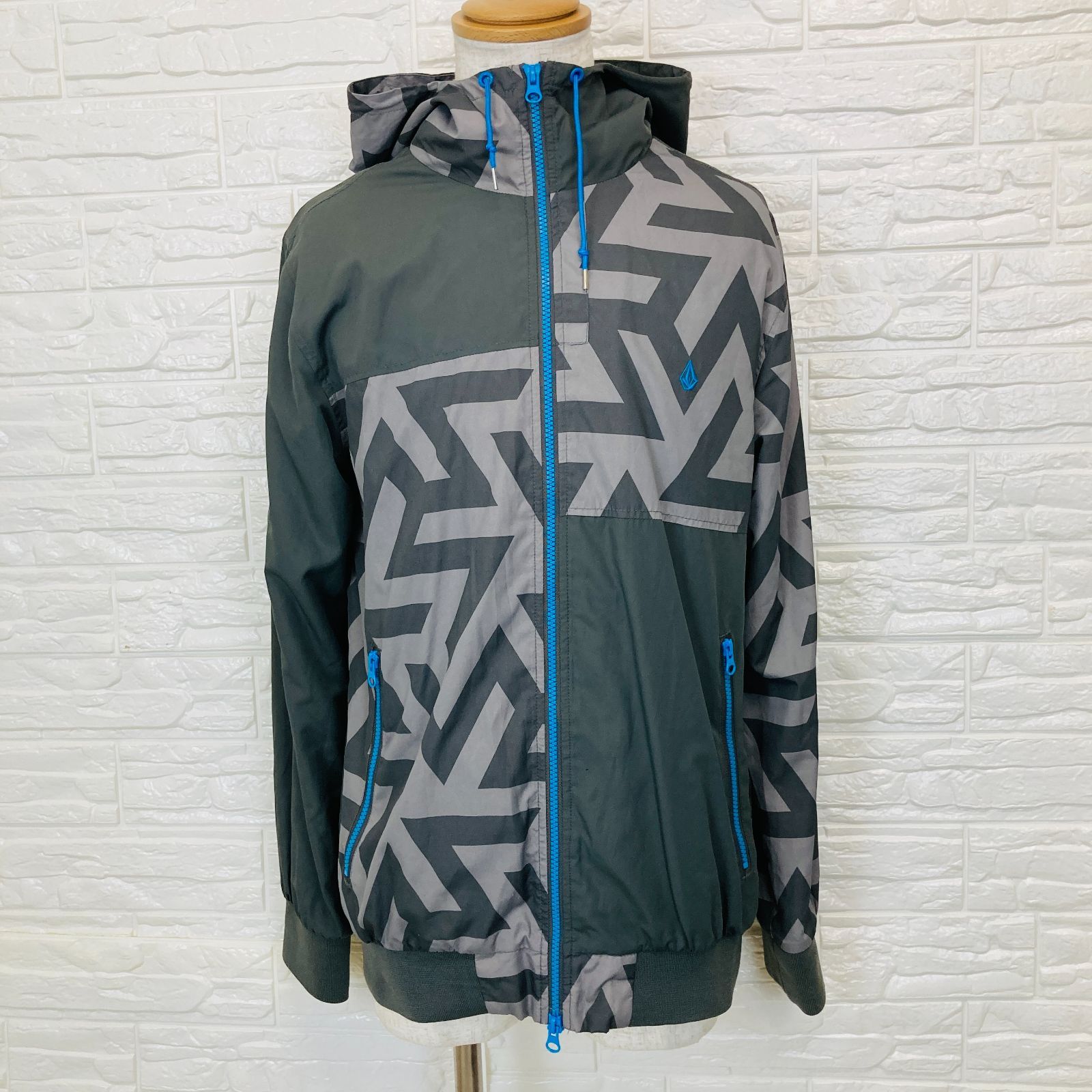 VOLCOM ボルコム ナイロンジャケット 総柄 フーディー Mサイズ 幾何学 