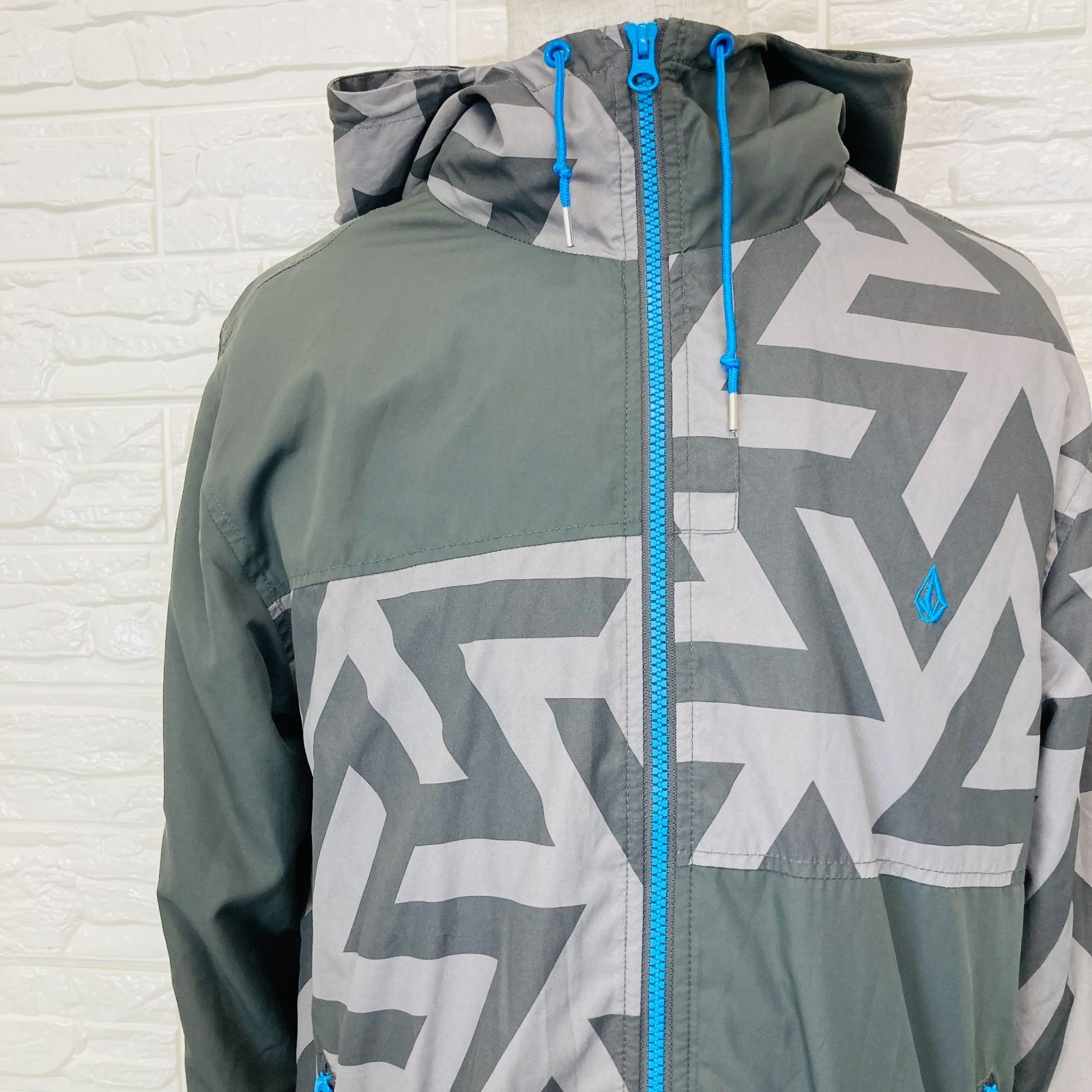 VOLCOM ボルコム ナイロンジャケット 総柄 フーディー Mサイズ 幾何学 