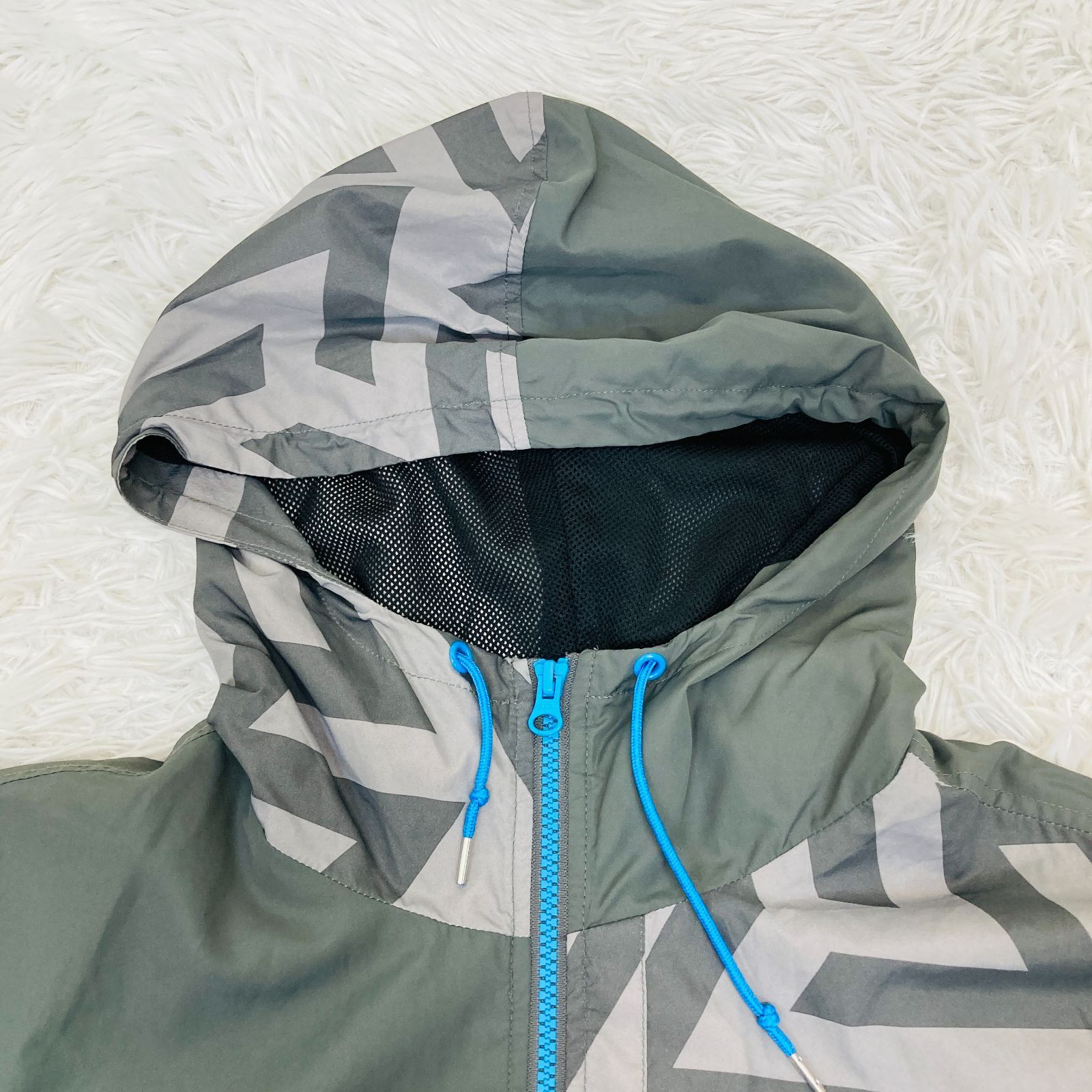 VOLCOM ボルコム ナイロンジャケット 総柄 フーディー Mサイズ 幾何学 