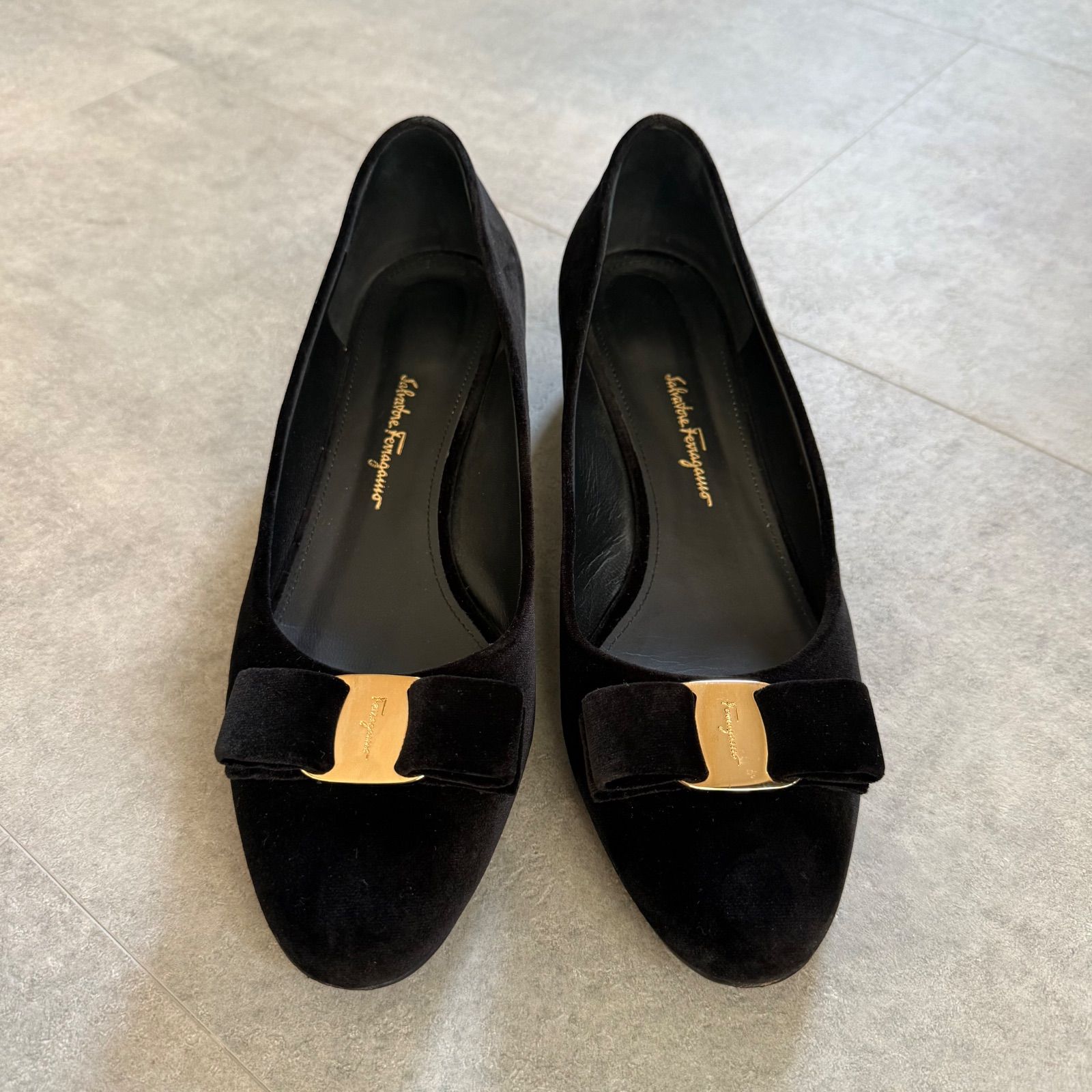 美品 SalvatoreFerragamo サルヴァトーレフェラガモ ベロア ヴァラ