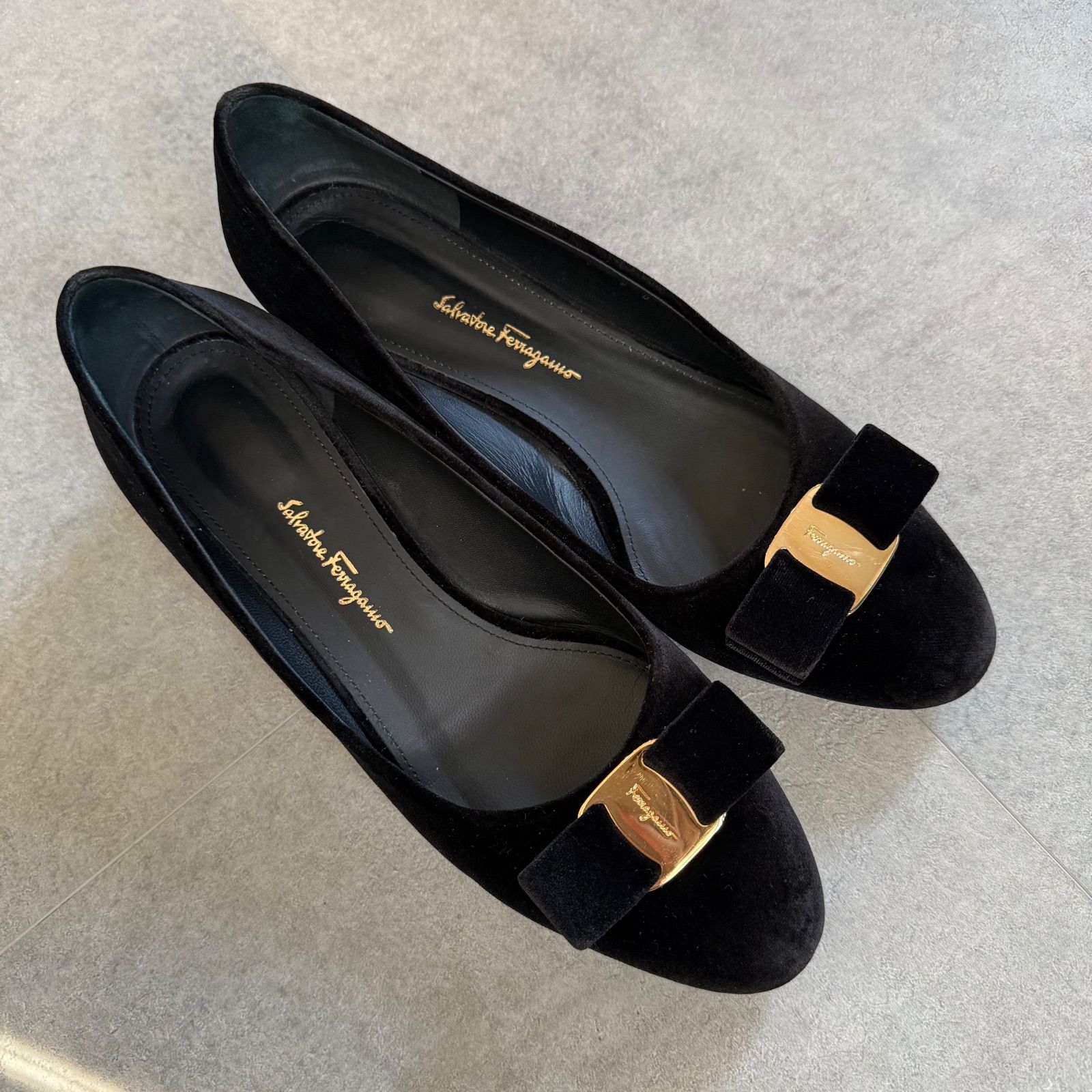 美品 SalvatoreFerragamo サルヴァトーレフェラガモ ベロア ヴァラ